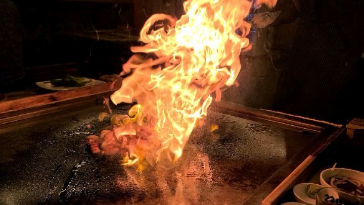두툼하고 먹음직한 삼겹살
수성구 신천시장회식장소 수성구1번지 삼겹살은
선진포크한돈을 사용하신 답니다..
일반적으로 다른곳의 2인분 이상을 1인분이라고 합니다..
사실 요즘 삼겹살 1인분이 1인분 맞나????
혹자는 내가 먹는 양이 1인분이다라고 하던데...ㅋ
넷이서 3인분이면 왠지적당할것 같아서 주문했는데..
추가로 주문을 하면 바로 바로 못해주신다고..
그래도 다른곳 6인분이니까..하고 주문
나중에 2인분 추가한던 안비밀..ㅋ
울 신랑이 좋아하는 사장님이 구워주는 찬스..ㅋ
수성구 신천시장회식장소 수성구1번지는
시장님이 고기를 다 구워주시니 
우리는 신나게 맛나게 먹기만 하면 된다는..ㅎ
대박 삼겹살 먹다가 불쇼를 눈앞에 똭!
이런 퍼포먼스 넘 좋아 ..
기분 업업
삼겹살 먹으러 왔는데 넘 기분 좋다회식이나 생일 모임장소로 여기가 딱!!!
둔둔하게 삼겹살을 맛나게 먹고나니 밥도 칼국수도 들어갈 자리가 없네요...
네명이서 1500g을 해치우다니...ㅋ
진짜 먹을땐 흡입하개 되는데..
다 먹고나니 배가 터질덧 같아요..ㅋ
넘 맛나서 배부른줄도 몰랐다는...ㅋ
다음에는 서비스로 나오는장 칼국수 꼭 먹을테다..ㅎ
#대구수성구삼겹살 
#대구수성구회식장소 
#대구수성구고깃집 
#대구수성구맛집 
#대구신천시장고깃집 
#신천시장삼겹살 
#신천시장회식장소 
#대구수성구회식 
#대구신천동삼겹살 
#대구신천동고기집 
#대구신천동회식장소
#수성구1번지