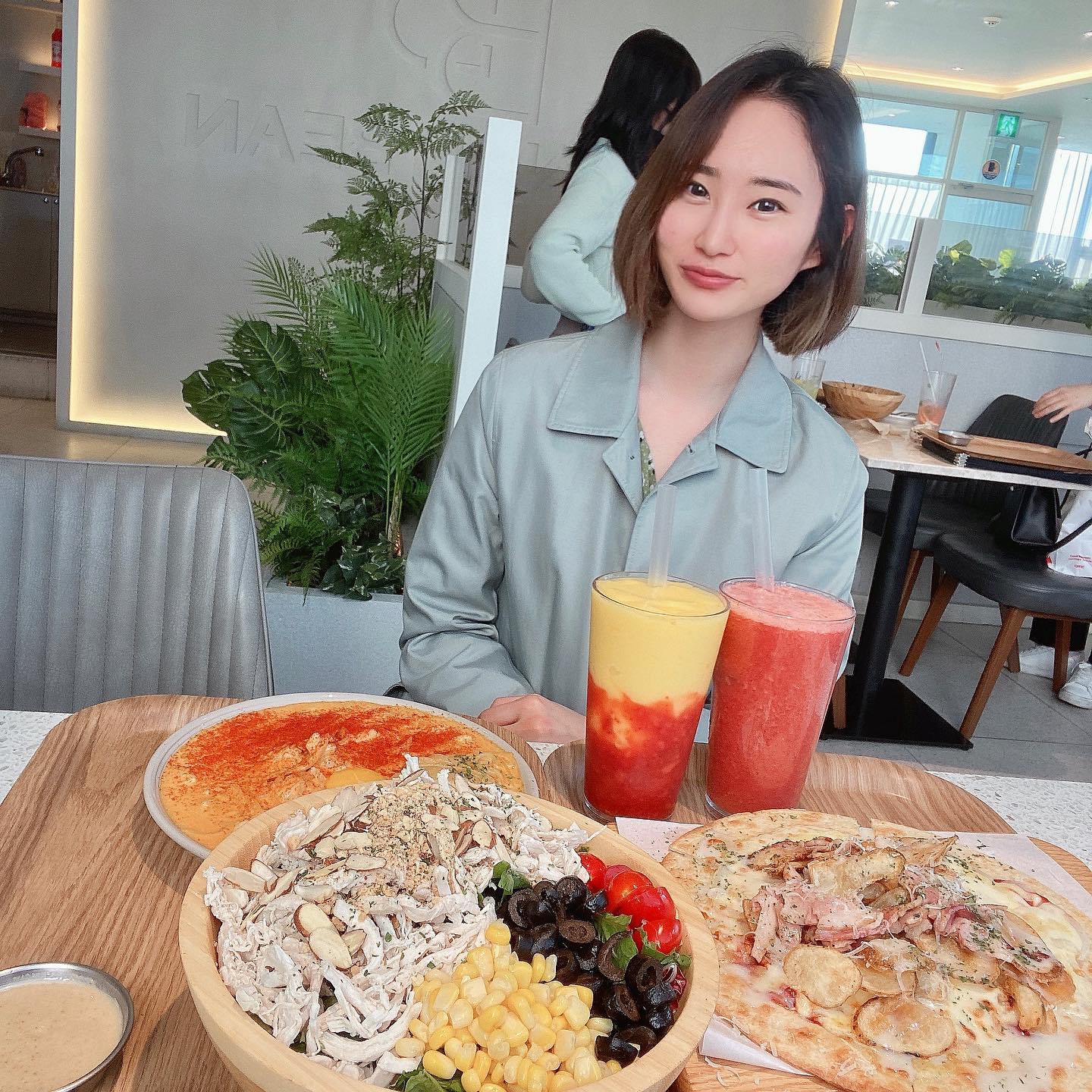 #협찬
밥하기 싫어 브런치가 먹고 싶은 오늘
메뉴도 다양하고 양도 푸짐한 #영종도브런치카페 #브런치빈
감자칩과 연유, 베이컨, 치즈 크런치 포테이토 피자🍕
새우가 들어간 스파이시 쉬림프 파스타🍝
아몬드, 토마토, 옥수수, 닭가슴살 듬뿍 빅 샐러드🥗
새콤 달콤 딸기 망고 스트로베리망고스무디와
딸기함량 95% 리얼딸기쥬스🍓🍓
다음에는 플래터 먹으러 와야지
#영종도브런치 #영종도데이트 #영종도데이트코스 #영종하늘도시카페 #영종도카페 #영종카페 #영종데이트 #인천카페 #인천브런치 #인천브런치카페 #인천데이트코스 #인천맛집 #영종도맛집 #하늘도시맛집 #하늘도시카페 #영종도예쁜카페 #브런치빈영종도점 
 #영종도루프탑