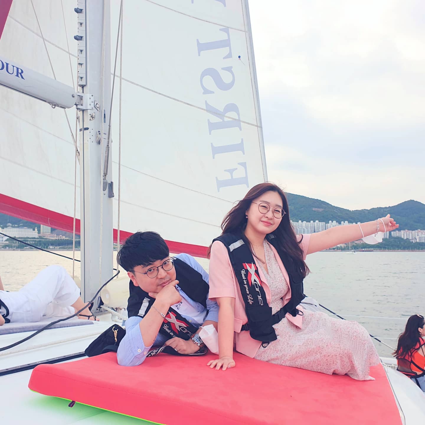 오빠랑 여수 여행❤
첫날 가자마자 게장에 밥 먹구!!
호텔에 짐 던져놓고 요트타러 gogo!!
요트안에서 일몰을 즐기려고 했으나 아쉽게도 일몰은 거의 보지못하고 여수 바닷바람만 잔~~~~뜩 맞았다😂😂😂
바람때문에 사진찍기 너무 힘들었엉....
.
.
#여수여행 #주말나들이 #여수요트 #일몰투어 #이순신마리나 #남편이랑❤️ #일상 #여행사진 #힐링 #데일리