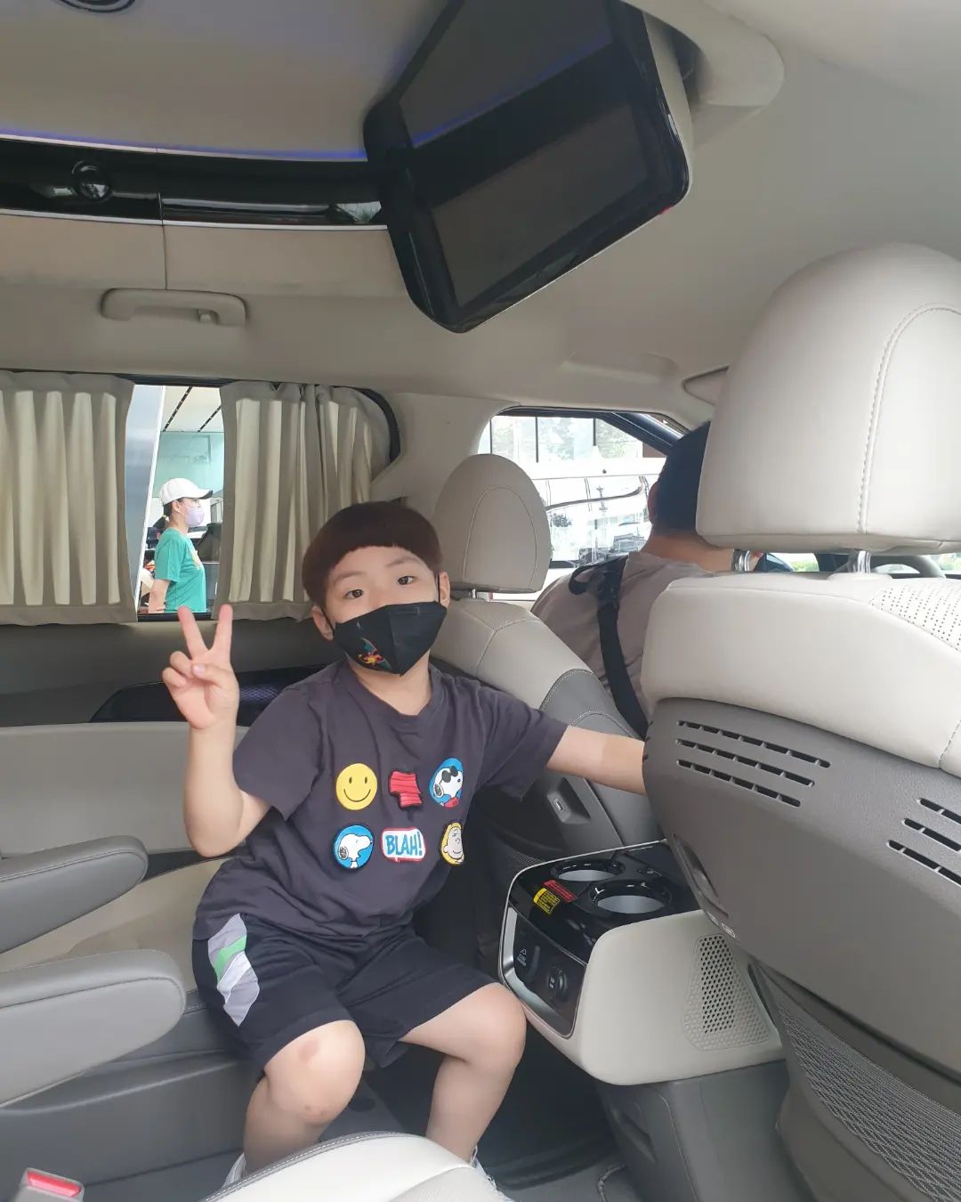 .
🧒엄마 난 이차가 좋아🚗
👶아빠 출발해여
앞머리 잘라주니 더 규ㅣ엽고나 🥰
차 좋아하는 아이들 차만계속타기 ㅋ
.
.
.
.
.
#오늘아님
#플래그십스토어 
#현대모터스튜디오 
#롯데몰
#바쁜일상