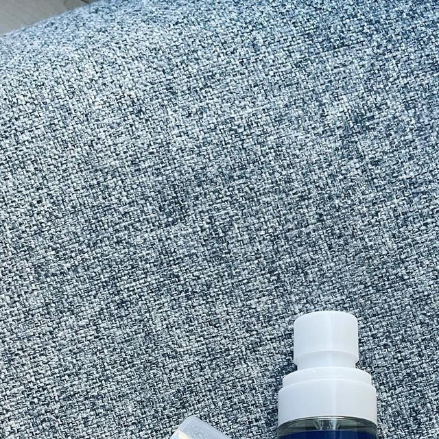ᴍɪɴ ᴋʏᴜɴɢ on Instagram: "[ 광고, 협찬 ]

바디미스트는 처음 써봤는데 꿀잠미스트 소개해드릴게요 🌙

저는 플라이투더문을 써봤는데 향이 진하지 않고 은은하니 좋아서 다른향도 한번 써보려구요 킁킁 ☺️☺️☺️

요즘 일도 육아도 정신없는 하루하루에
컨디션까지 안좋아지면서 우울지수에
자려고 누우면 생각이 꼬리에 꼬리를 무는 뭔지 아시죠? 머리만 대면 자는 저였는데 🥹🥹🥹

끌로뉴 바디앤 필로우 미스트 
Fly me to the Moon을 사용해봤어요💙

🔍끌로뉴는 '끌리다'와 '오드콜로뉴'의 합성어로
오드콜로뉴 - 향수보다 향이 세지 않고 수분을 함유한 바디미스트나 섬유향수 등을 의미해요 

소유하고 싶어지는 니치향을 담은 제품이에요.

아로마 노트 위주로 구성된 바디 & 필로우 미스트로 숙면을 위해 베개나 이불에 뿌리는 용도라면

무조건 피부에도 닿겠죠? 그렇기 때문에 피부에 자극이 없는 제품이어야 하기 때문에 바디에도 사용할 수 있는
화장품으로 제작되었다고 해요 🌿

잠자기 전 베개와 패드에 미스트를 듬뿍
뿌려놓으면 누웠을 때 프레쉬한 허브향으로 샌달우드랑 로즈마리 향기가 은은하게 릴랙스해지면서 기분이 좋아져요🌿
​
장마철에 빨래에서 꿉꿉한 냄새가 날 때 있으면 섬유 스프레이로도 활용이 가능해요 👍

​🔍유럽산 고급 원료를 사용하고 전문 조향사가 니치 향기를 구현해내어 한번 뿌리게 되면 4시간에서 6시간 향기가 지속되는데, 처음엔 향수보다 진하게 느껴져도 1~2시간 후부터는 잔향이 쭉 오랫동안 남아요 🤩

끌로뉴는 향도 향이지만 글리세린 비율을 늘려 제작해 보습 효과도 있어 샤워 후에 뿌려도 좋아요 🌸
​"