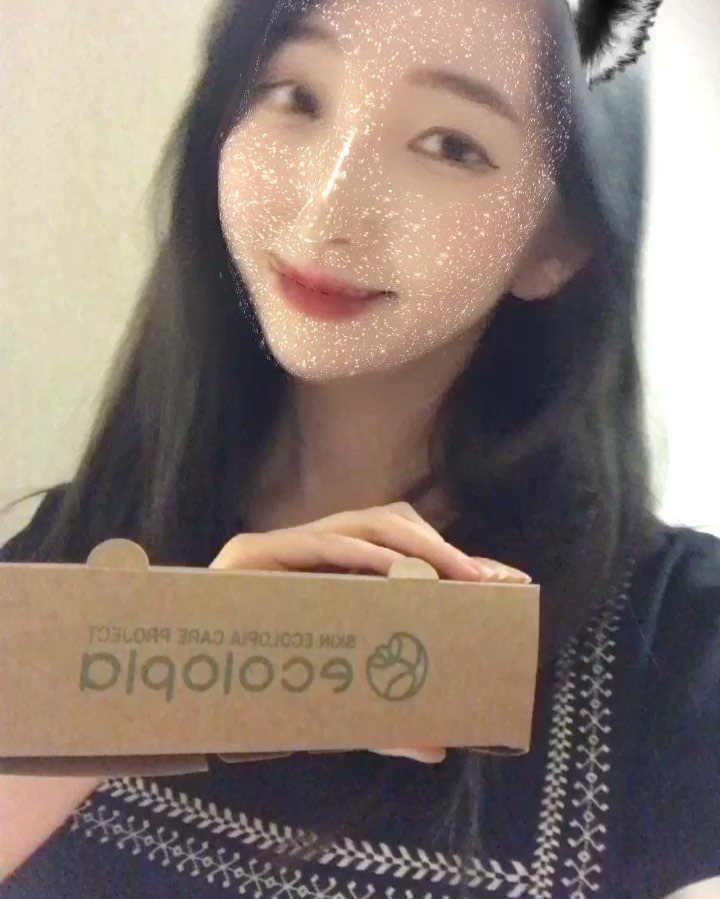 @lovely_gracekang on Instagram: “광채 달고나 비누팩 𖤐 성분 설명 ① 천연 일라이트 - 항균작용으로 피부 (모공, 각질) 케어 ② 복합 유황 - 피부 탄력을 향상시키고 피부 매끄럽게 케어 ③ 감 발
