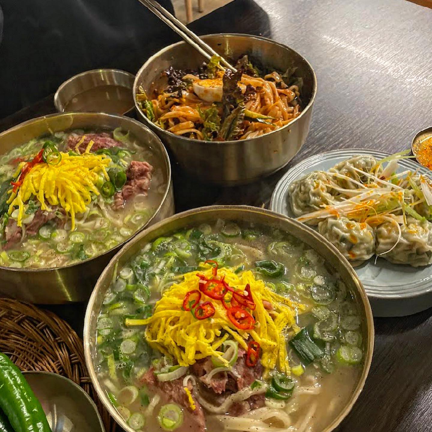 #광고

오늘 소개해드릴 집은 전참시맛집으로 유명한.. 평이담백뼈칼국수!!

깔끔하고 정갈한 상차림 요즘 찾아보기 쉽지 않은데 요긴 진짜 깔끔하게 나오더라구요 ㅎㅎ 한 상 이렇게 차려진 것만 봐도 편안해지는 마음의 변화가 🥹🥹

메인 메뉴 말고도 비빔칼국수도 새콤달콤하니 잘 나간다고 하고 만두도 완전 속 튼실히 채워진 꽉 찬 만두 ٩(•̤̀ᵕ•̤́๑)૭✧ 내가 원하던 게 이거자나~~~

고기 조금 올려주는 집 정말 싫은데 요긴 살코기 가득한 고기라 인스타 사진 찍기도 굿굿 🥹🥹 여기가 전 몰랐는데 전참시랑 맛있는 노석들에 나왔던 그 칼국수 집이래요!!

성수동이랑 뚝섬역에서 연령층 다양하게 즐기실 수 있는 메뉴인 것 같아요 커플로도 딱이구 가족 외식으로도 메뉴도 딱이고 가게도 깨끗하고 해서 요기 함 추천해봐요 🤪🤪

http://naver.me/GpJeaNIr

#성수동맛집 #칼국수맛집 #성수동뼈칼국수 #뼈칼국수 #비빔칼국수 #성수동칼국수 #뚝섬역맛집 #뚝섬칼국수 #뼈칼국수맛집 #맛있는녀석들칼국수 #전참시맛집 #전참시칼국수 #성수동찐맛집 #성수동데이트 #성수동커플맛집 #평이담백뼈칼국수 #평이담백뼈칼국수성수점