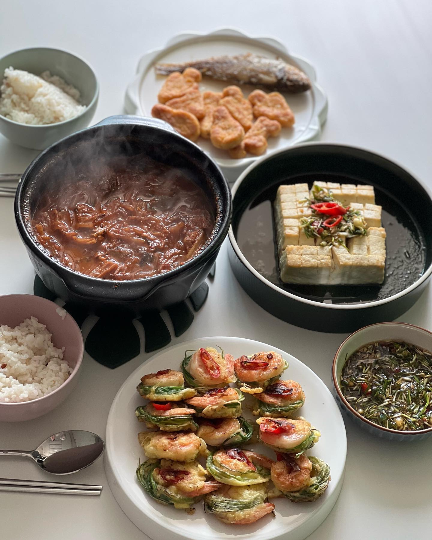 #홈쿡 #신혼밥상 👩🏻‍🍳
-
김이 모락모락 올라오는 
#고등어김치찌개 가 보글보글 🥘

부추 돌돌말아 #새우부추전 🍤 부쳐
만들어 둔 #달래양념장 에 챱챱

간단하게 #두부구이 추가
추억의 #용가리치킨 
그리고 #조기 까지!

이정도면 진수성찬이G💖
🍚 밥 한 그릇 뚝딱!
-
#토리복이 #홈메이드 #신혼 #신혼밥상 #신혼일상 #한식 #신혼부부소통 #소통 #좋아요 #요리그램 #먹스타 #먹스타그램 #맛스타 #맛스타그램 #푸드그램