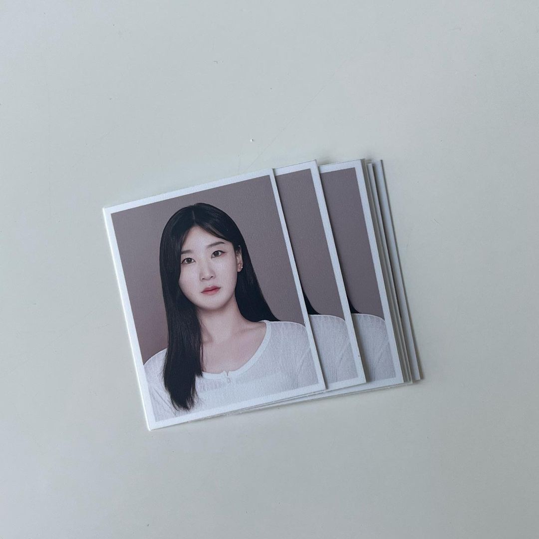 설아 on Instagram: “#광고 몇년만에 찍어보는 증사라 떨렸는데 #포멀튜디오 에서 작가님이 친절하고 이쁘게 찍어주셨당 🌷 다양한 컬러배경도 있고 내가 많이 고민하니 나중에 또 배경 색도