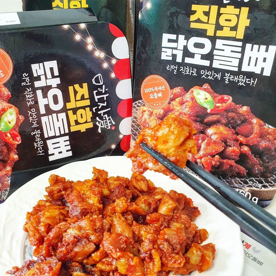나난 on Instagram: “#협찬 한잔애 직화 닭오돌뼈🐔 ▪️매콤함이 있는 술안주〰️ 리얼 직화로 구워서 불맛이 가득하다. 포장마차에서 먹던 맛을 집에서 간편하게 먹을 수 있다는 점❗️ 비