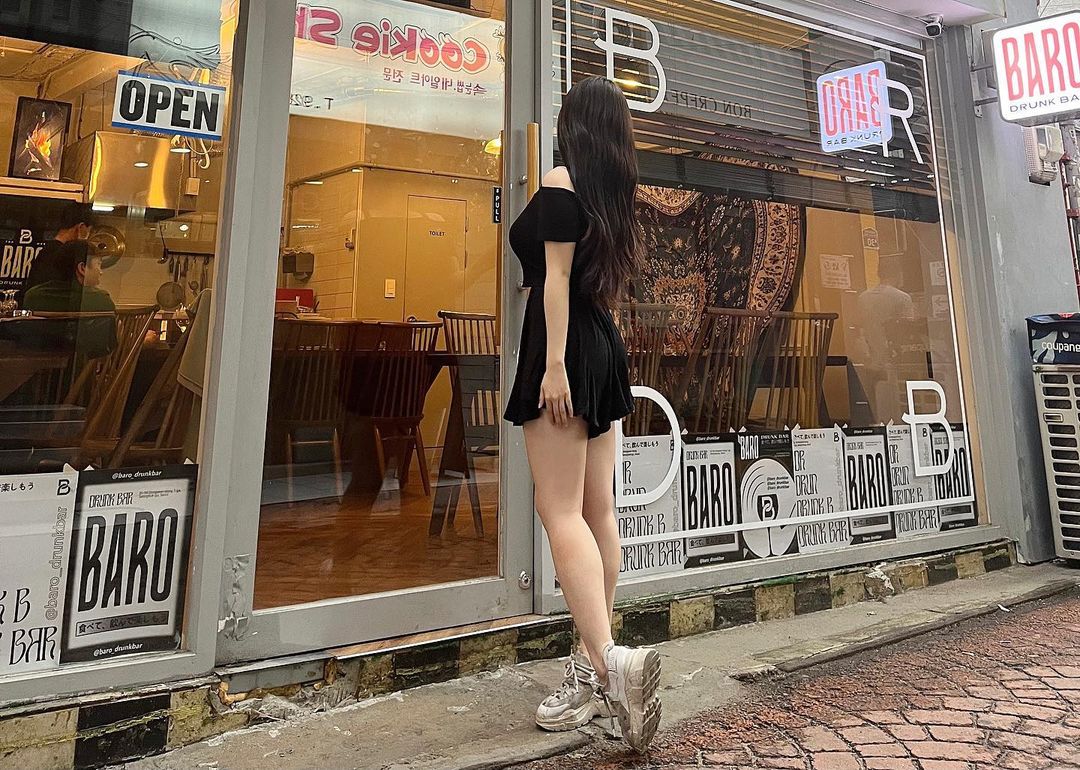 채은 (20) on Instagram: “분위기 너무 좋았던 #바로드렁크바 . . . 다들 가서 바로하이볼 먹어보기 > __ ,, ♡ 술 종류도 엄청 다양하고 데이트 장소로 완전 추천 ! 교자 , 나폴리탄파스타 너무 맛