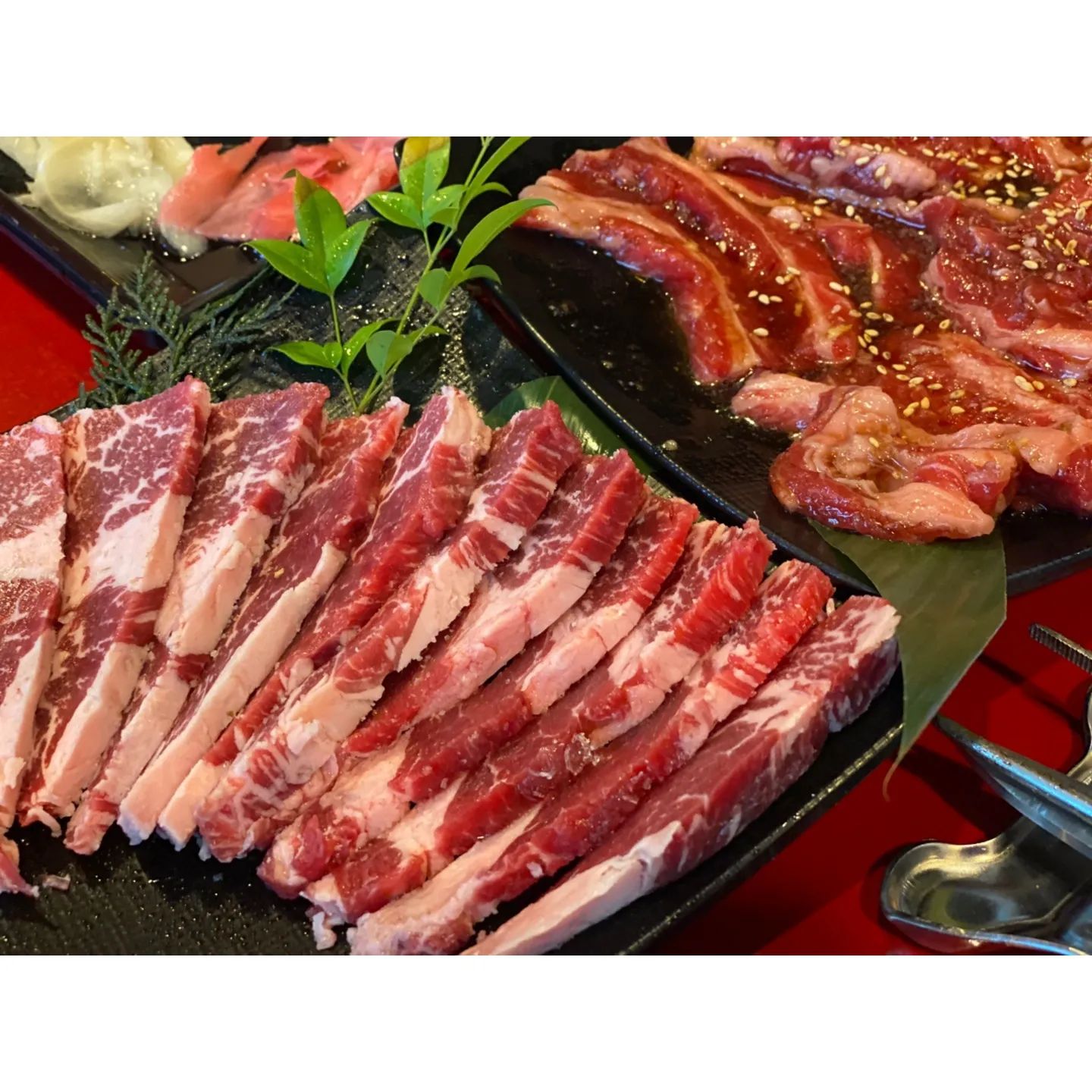 #협찬 부산맛집 #톤보명지점

오늘 소개드릴 맛집은 
명지동 소고기 맛집 톤보입니다😊

톤보는 최상급 프리미엄 소고기만을 사용하는 가게로 
주문과 동시에 고기를 직접 장만해서 
주문하고 다소 시간이 걸리는 점 참고해주셔야해요🙇‍♂️

톤보의 특이한 점은 메뉴이름이 명품 이름을 쓰는 점이었어요🙊
꽃갈비살은 에르메스 야끼니꾸갈비는 샤넬 이런식으로요 ㅎㅎ
저희가 주문한메뉴가 바로 에르메스와 샤넬 세트였어요 😍

메뉴를 주문하니 반찬들과 소스들을 준비해주셨어요🤗

톤보의 소스도 조금 특이하였는데
특히 일본된장베이스의 특제소스에
와사비를 섞어먹으니 정말 맛있었어요👍

준비된 고기들이 나오고 
첫 점은 직원분이 직접 구워 주셨어요🙂

갓구운 고기를 한입 먹어보니
최상급 꽃갈비살이라 그런지
입에서 녹는 것처럼 부드럽고 맛있었어요💯

꽃갈비살을 다먹고 야끼니꾸갈비를 먹어보았는데 
간장베이스의 양념이 단짠단짠한게 딱 제스타일이었어요!!😋

고기들을 먹으며 함께 먹을메뉴로 
된장술밥과 짜파게티도 주문했어요👏
된장술밥은 인기가 정말 많다고해서 주문해보았는데 
된장찌개에 밥을 말아서 뚝배기에 담아 주는 메뉴였고 
고기를 먹고나서 먹기에 딱이더라구요👍

짜파게티도 정성스럽게 끓여서 
계란노른자까지 올려서 서빙해주셨는데 
짜파게티는 역시 실패가 없는 메뉴였어요😘

음식 맛뿐만 아니라 직원분들도 너무 친절하셨고
좌석별로 옷걸이가 준비되어있다던지
화장실에 가글,치실 등이 구비되어있는 것을 봐서
고객님들의 편리를 정말 중요시하는
가게라는느낌을 한껏 받을수있었어요💯

명지 근처로 놀러가셔서
최상급 소고기 한번 맛보고 싶으신 분들께
톤보 명지점 완전 추천드릴게요👏😍

💌 부산 강서구 명지국제13로가길 20

#명지동고기집 #명지동고기맛집 #명지동맛집추천 #부산고기맛집 #부산고기맛집추천 #먹스타그램🍴