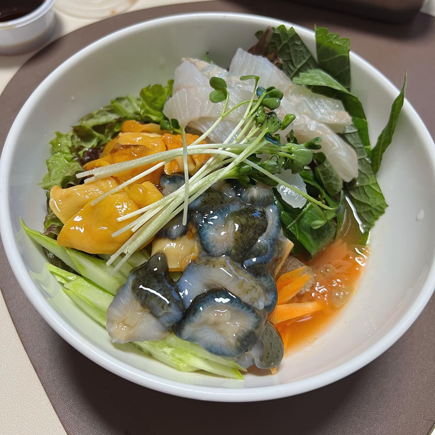 해삼이 많이 생겨서 저녁에는 시원한 #해삼멍게물회 한사발 하고, 아침엔 탕수육소스 얹은 #오룡해삼 까지 야무지게 싹싹 먹기💕 해삼 별로안좋아해는 짝꿍덕에 나만 엄청먹었네🫶🏻#협찬 #아주부 #아주부해삼 👍🏻