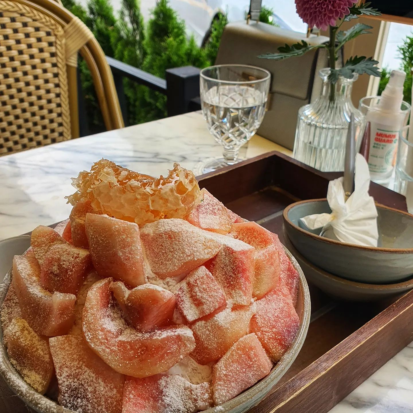 𝐏𝐋𝐀𝐂𝐄: 스케줄 청담
𝐌𝐄𝐍𝐔&𝐏𝐑𝐈𝐂𝐄: 복숭아 빙수 36,0
⭐️⭐️⭐️⭐️

빙수로 유명한 스케줄 청담에 복숭아 빙수를 먹으러 다녀왔어요🍑
망고, 샤인머스켓, 단마토, 딸기, 메론 등등 다양한 빙수들이 있는데 말랑복숭아가 땡겨서 이걸로 주문

평일3시반쯤 갔는데  테라스 자리 이용하려면 오후5시정도까지만 가능하대서 어차피 그때쯤 가야해서 테라스 앉기로 했어요

역시 사진은 테라스가 잘나와🤭
비가 와서 날이 좀 흐리긴했는데 그래도 사진은 건졌어요 자연광 최고~

연유는 같이 나오진 않는데, 따로 달라고 하면 주시고 팥, 코코넛, 콩가루 같이 주세욤

전 맛있어서 다음엔 단마토빙수 먹으러 가볼 예정입니당 얼른 종강이나 하고싶네요 후
종강종강 돌을 던지자

#복숭아빙수 #빙수추천 #스케줄청담 #스케줄 #청담카페 #먹스타그램 #맛스타그램 #먹팔 #먹팔맞팔 #foodie
