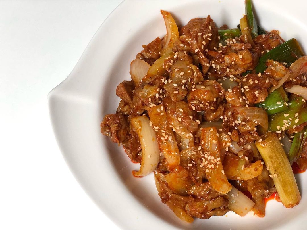 보니의 일상 on Instagram: “_#광고 불향 솔솔 나는 닭오돌뼈😋 양파랑 파랑 같이 넣고 볶아서 남편이랑 한잔하며 안주로 먹고있어요🍻 닭오돌뼈는 처음인데 오독오독 식감이 너무 좋고 살코