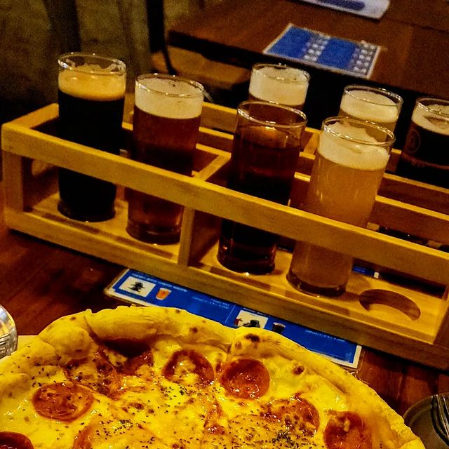 먹스타 스푸니❤️/집밥 먹스타그램 on Instagram: "#광고

오늘 맥주마시기 좋은날ㅋㅋ
낮맥하러 성수 아트몬스터 갔다왔어요.
요기는 샘플러가 종류도 다양하고 또 다 맛있네요ㅋㅋ
추천 맥주라더니 제 입맛도 운짱, 사랑범벅, 청담동 며느리 요게 젤 맛있네요ㅋㅋ🤩
샘플러 두가지 (b,c)먹어보니 친구랑 저는 서로 취향이 확실하드라구요.🤣

요기  피자 맛집인가요ㅋㅋㅋ 더블치즈 페퍼로니 시켰는디 피자 싸이쥬가 좀 작은가 했는데 치즈가 겁나 듬뿍 올라가서 세조각씩 먹으니 배가 부르고..
여기 떡볶이 맛있다그래서 로제떡볶이 시켰는데
소문에는 신라면 맵기라더니 불닭소스맛이나요ㅋㅋ
나는 또 맵다면서 겁나 퍼먹🤣🤣 
로제 안 좋아하는데 넘 마시써요👍

샘플러 다마시고 맥주한잔 추가하고 안주 싹쓸했더니 
이건뭐...또 식사하고 온 너낌~ 안주맛집일세😉
저녁에 갔으면 분위기 더 좋았을것 같은데 넘 해떠있을때 갔나봐요ㅎㅎ 성수동 스타일의 외과부터 거친 느낌의 인테리어 넘나 맘에들고 직원분들도 넘 친절했어요~ 
오랜만에 성수에서 맛나게 먹고왔네요🙌🙌

📍업체에서 식사권 지급받고 작성되었습니다.
#성수동맛집#성수맛집#성수핫플#성수동술집#성수데이트#성수술집"
