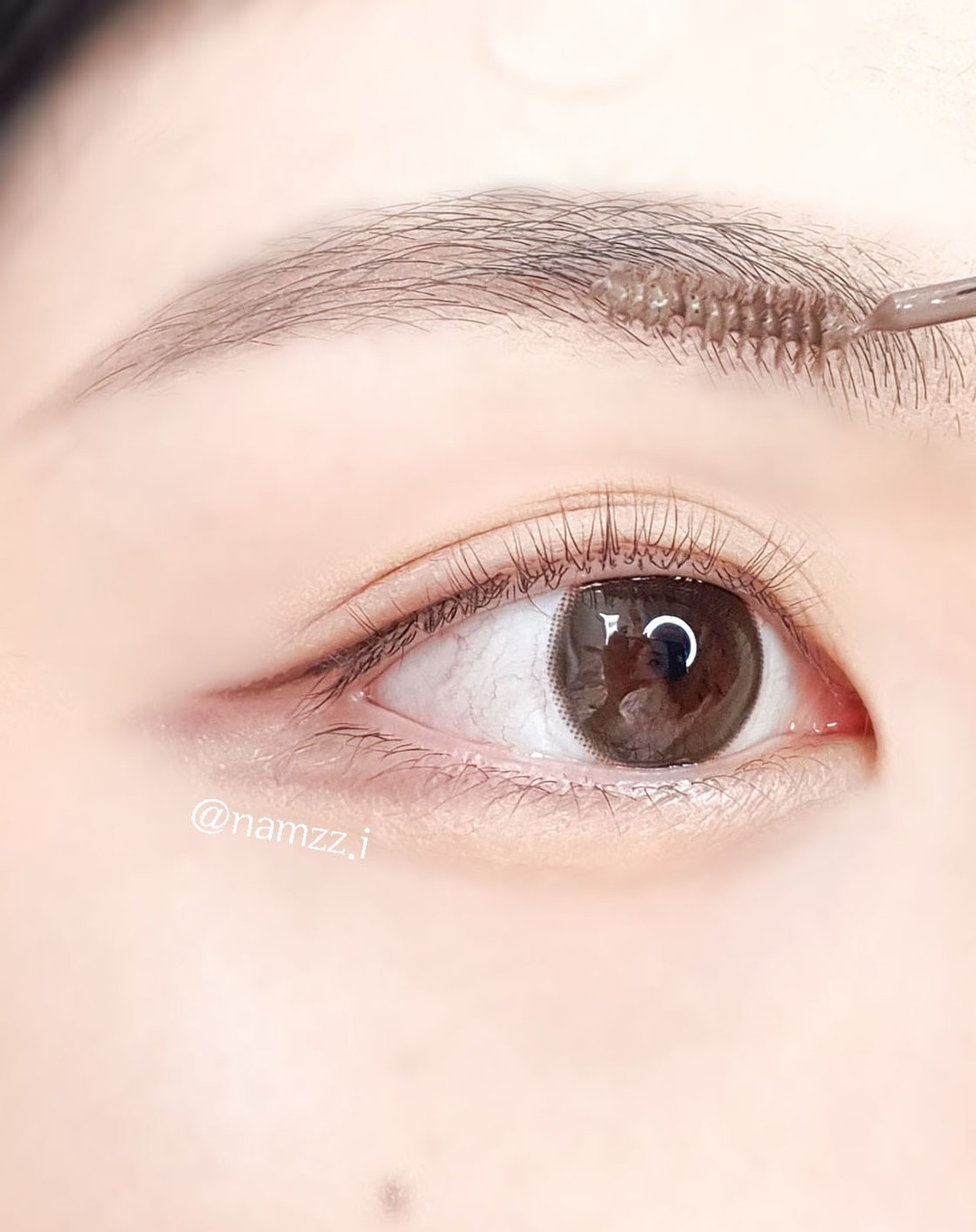#협찬 #블랙루즈 
#컬러라이징마스터브로우카라 

흑발이라고 여름에도 브로우를
짙게 그리기엔 너무 더워보이고 답답해서
브로우카라를 찾다가 사용해보게 된
블랙루즈 컬러라이징
마스터브로우카라!✨

저는 그레이올로지 컬러를 사용했는데요!
애쉬한 그레이컬러에 브라운 한방울
떨어뜨린 컬러로, 붉은기없이 부드러운
브로우컬러로 5초만에 바꿔줘서
흑발에도 이질적인 느낌 없이 답답하지
않고 부드러운 브로우를 연출해줘요💖

솔이 160도로 꺾인 이지브러쉬로
손목도 편한데다가 슬림하고 촘촘한
브러쉬로 되어 있어서 초보자들도
뭉침없이 쉽고 빠르게 사용할 수 있어요!

제가 사용한 그레이올로지 컬러 외에도
애쉬, 브릭 두가지 컬러가 더 있어요 : )
지속력 좋은 브로우카라 찾고 계신다면
완전 추천✨

#브로우카라 #브로우카라추천 #아이브로우추천 #5초브로우 #착붙각도 #지속끝판왕 #아이브로우추천 #내추럴브로우 #데일리브로우 #아이브로우 #흑발브로우 #흑발아이브로우 #흑발브로우카라 #blackrouge
