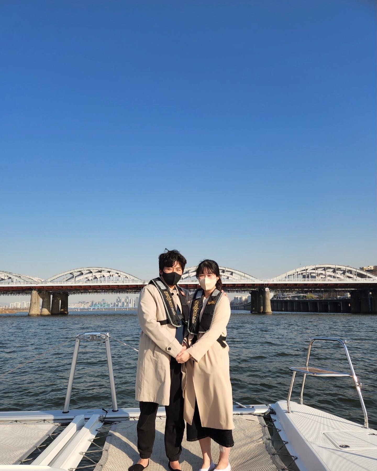 노부부샷,,(´•灬•‘)🤍ㅋㅋㅋ
한강 데이트를 두 배 재밌게 만들어주는 '요트투어'입니당~🚤

이 날은 파크로쉬 다녀 온 날인데요!
이대로 헤어지기엔 아쉽고, 마침 날씨가 넘 좋으니 즉흥적으로 한강데이뚜를 하기로 했답니당❤️

예전에 뭉치가 요트를 탔었는데 넘 좋았다며, 같이 타자고 하더라구용?
인터넷으로 예매하고, 반포한강공원부터 쭉쭉 1시간 정도를 달렸어요--💙 정확한 출발지는 세빛섬이었던 걸루 기억해요✨

물 위에 있으니 속세를 벗어난 느낌적인 느낌! 힐링타임 제대로~~~ ◠‿◠

애인이 힘들어할 때! 그렇지만 여행이 부담스러울 때! 반포한강공원 요트투어를 추천함니당 ◕‿◕✿

가이드 해주신 직원분 사진 참 잘 찍으시는데 저희 포즈가 노부부.. 따흑 (•́ε•̀;ก)💦

#반포한강공원 #한강데이트 #요트투어