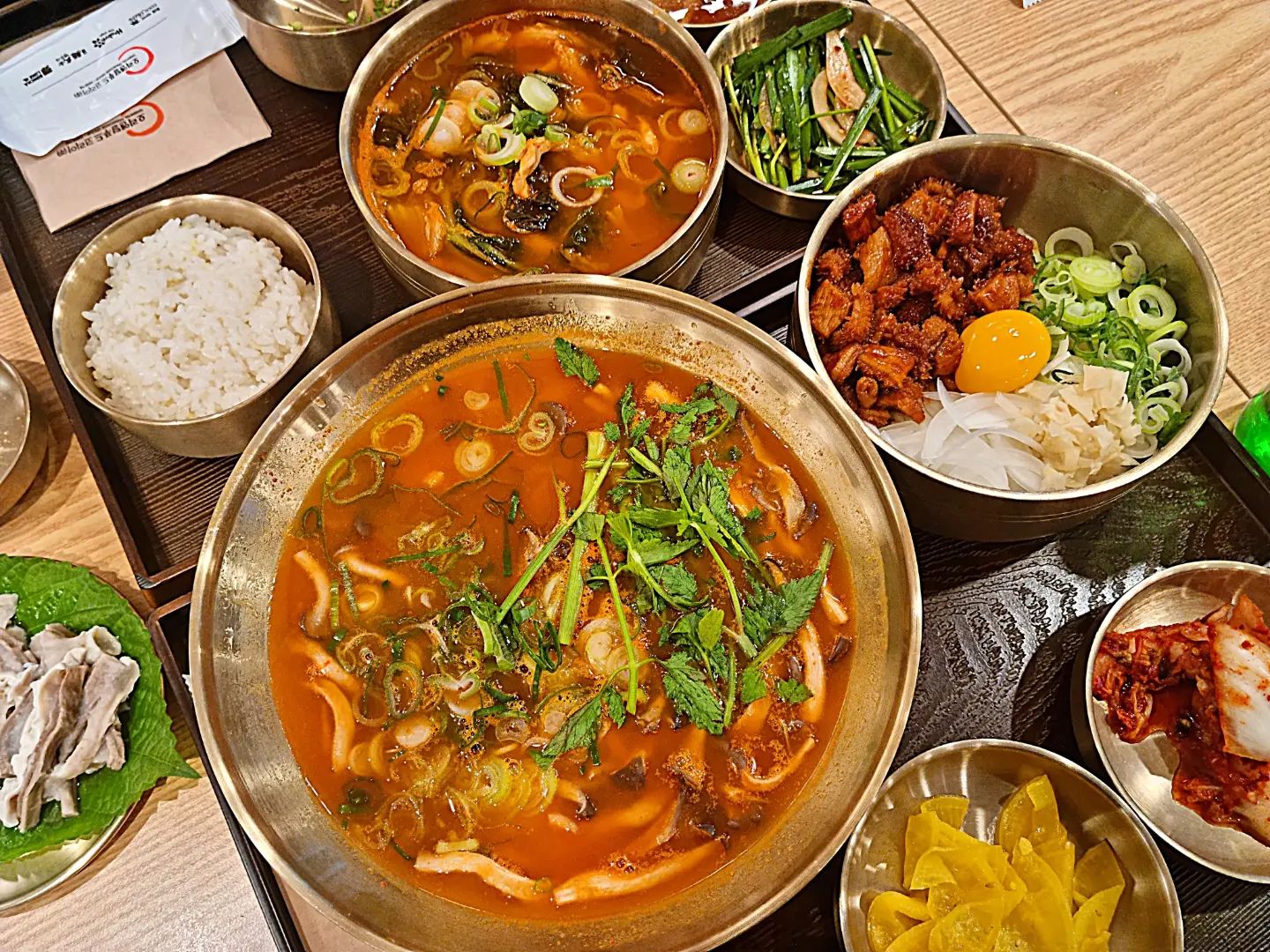 #협찬 #정칼메세나점

합정의 해장하기에 너무 좋은 내장전문점 정칼에 방문했어요👏🏻
합정역 9번출구쪽 메세나폴리스 먹거리골목을 쭉~~ 따라 오다보면 보여지는 정칼🍜
가게 외부부터 내부까지 깔끔하고 술한잔 하기에도 너무 좋은 맛집이더라구요
저는 내장덮밥과 수육내장탕정식, 버섯칼국수로 주문했어요🔔
저는 매운걸 좋아하니 모두 빨간맛🌶
내장이라는 부위가 자칫하면 질겨지는 부위인데 정칼은 하나하나 부드러워서 손이 자꾸 가더라구요
버섯칼국수는 느타리버섯이 가득 들어있고 쑥갓으로 마무리 되어있고 칼칼한 국물을 호로록하면 꿀맛👍🏻
내장덮방은 생각절임이 자칫하면 느끼할 수 있는 맛을 싹 잡아주어 좋았어요
수육정식으로 주문시 내장수육이 일부 나오는데 이것또한 부드럽게 술술 넘어가요🥰
가족, 친구, 연인과 방문하기에 너무 좋은 정칼 메세나점 추천드려요❤

📍정칼 메세나점
📍서울 마포구 양화로 45 B184, B185호

#협찬 #정칼 #정칼메세나점 #합정맛집 #합정역맛집 #합정밥집 #합정점심 #해장맛집 #내장칼국수 #내장탕 #내장덮밥 #먹스타 #먹스타그램 #먹방 #먹팔 #먹부림 #맛스타 #맛스타그램 #일상 #소통 #좋아요 #팔로우 #instafood #foodie #foodstagram #follow