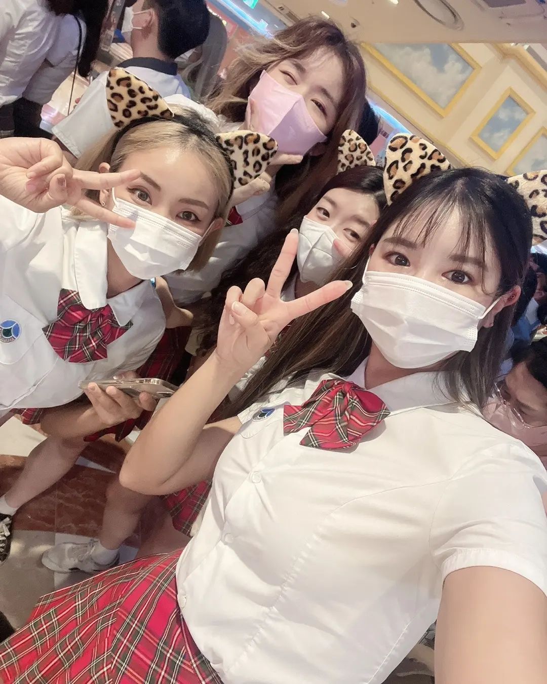 🎡🎢🎠
10여년만에 간 롯데월드와 12년만에 입어본 교복
약간.. 서른넘어서 교복입는거 주책아닐까싶었는뎈ㅋㅋㅋㅋ 롯데월드에 생각보다 교복입은 사람들이 반 이상이라 눈치안보고 재미나게 놀았어욬ㅋㅋㅋ 날씨도 넘 좋아서 사진들도 너무 미쳤듀 🤪☺️

요즘 콥씨와의 데이트를 제외한, 강지의 바깥 나들이 = 코카인 인데, 오늘도 알차게 잘 놀구 왔습니당 🙏❤️