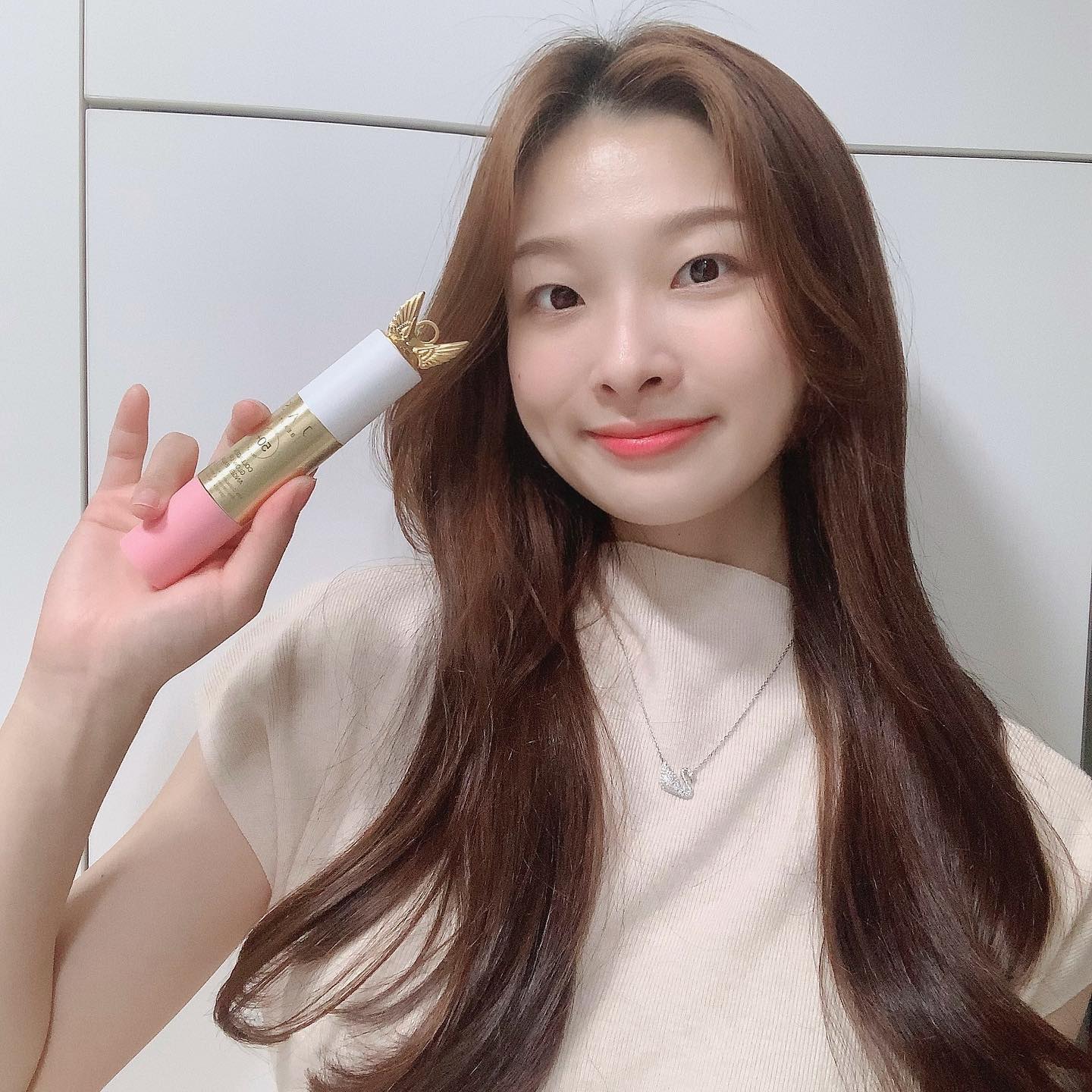 #광고 
케어와 톤업, 자외선 차단까지 한번에 해결해주는 멀티밤 #쟈스엔젤밤 

오일 0%라 끈적임 없이 밀착되는데
콜라겐 덕분인지 슥 발라주면 광채?가 돌아서 신기했어요🫢
특허받은 프랑스 비타민 캡슐 공법으로
촉촉함이 오래 유지되는 게 특징이라고 :)

자외선 차단도 되고, 뒤에 달린 브러쉬도 자극 없이 부드러워서
요즘 같은 날씨에 운동갈 때 가볍게 슥슥 발라주면 좋을 것 같아요!
그롬 저는.. 훗날(?) 머리 올릴 일만 기다립니다..⛳️💚

#쟈스 #JAS #진기주멀티밤 #엔젤밤 #멀티밤 #멀티밤추천
#톤업스틱 #선케어 #멀티케어 #토탈케어 #스틱밤 #골프용품 #운동