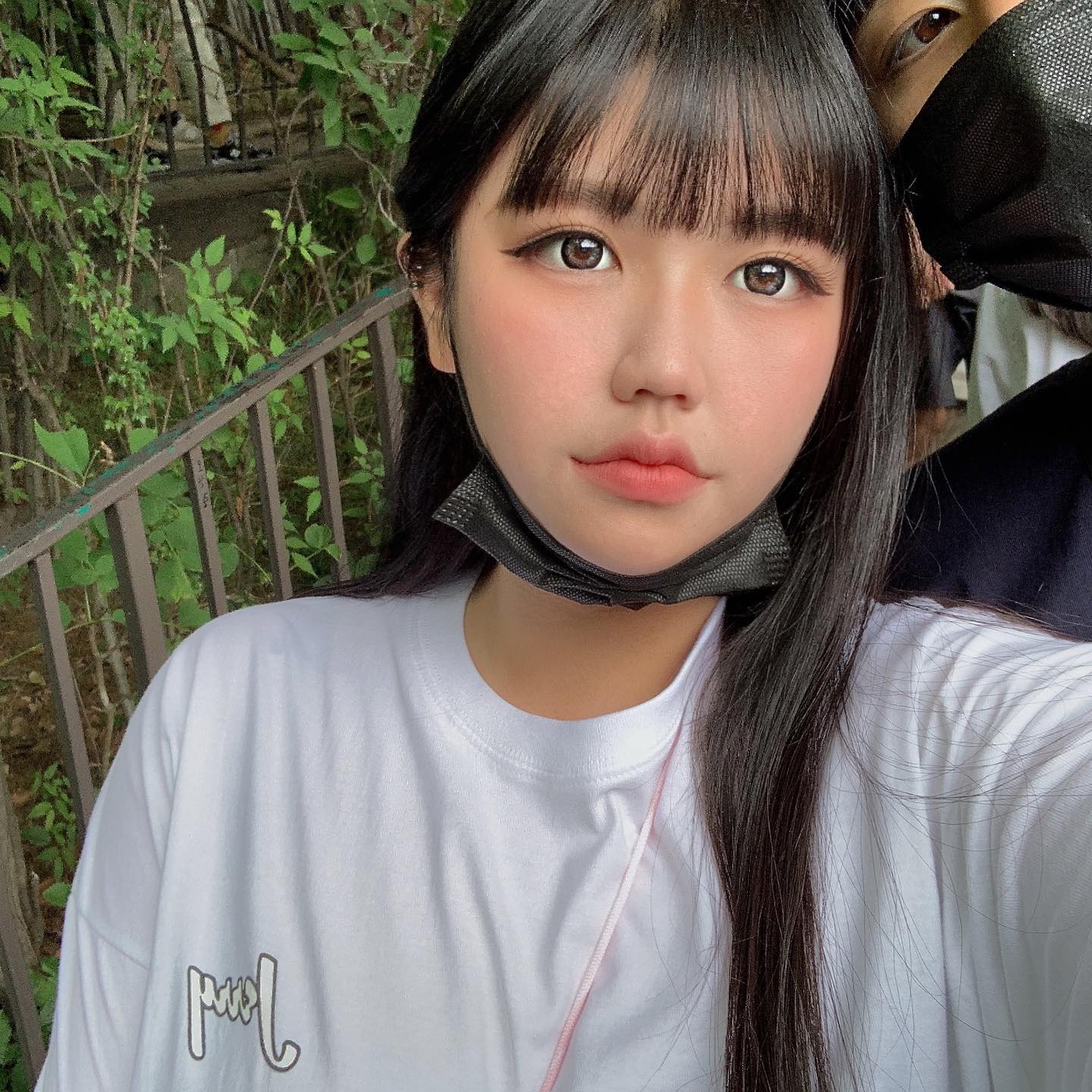 💖200일💖
.
에버랜드 다녀왔습니당
꒰◍ॢ•ᴗ•◍ॢ꒱  10년만에 놀이기구 타려니 넘 무서웠다 (´°̥̥̥̥ω°̥̥̥̥｀) 큐패스로 티익스프레스 90분짜리 2분만에 탐~♥♡ 심정지 올것같아서 두번타라고하면 무리무리!!! 사진찍는거 살짝 가족여행와서 찍어줄게 서봐! 하는 느낌이더라구여 ㅋㅋㅋ사파리가니까 우리빼고 다 애기들뿐이더라ㅎㅎ 살짝 비왔지만 더운거보다는 좋아★ 기요미 토끼가방이랑 키링 샀는데 휴대폰만 간신히 들어가... 실용성은 제로지만 예뿌니까 갠차너 (」°ロ°)」 사진도 기엽게 찍혀서 피곤했지만 행복한 하루였어 ♥️💜
.
.
동현이 사촌누나분이랑도 만나서 술도먹었다! 진짜 동현이 가족분들은 다 동현이처럼 재밌는 사람들일것같은 예감 🎵