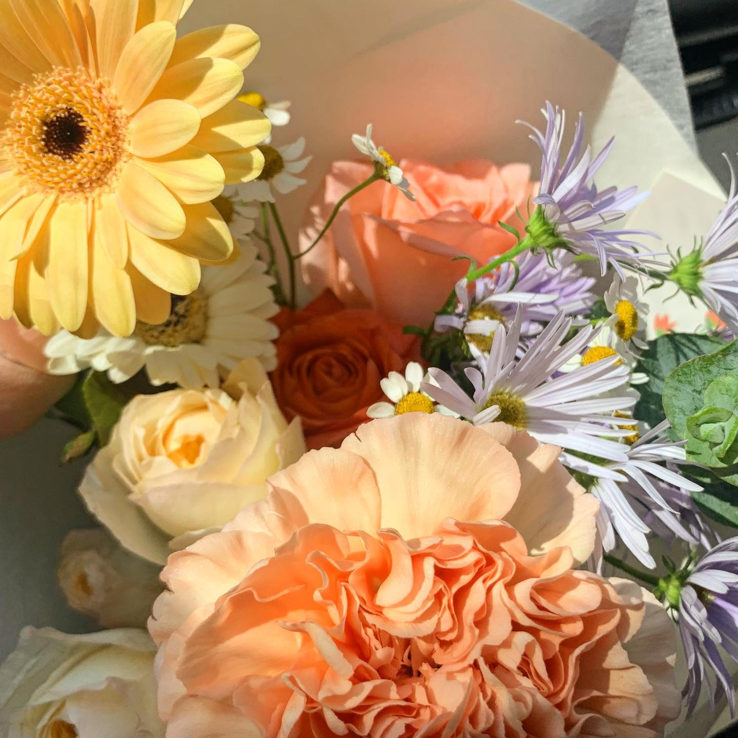 ♥️200일♥️
꽃선물 자주해주는 동현이 너무 좋아♥
기념일에는 더 특별한 꽃인거같아 🌸
고백할때부터 100,200일을 같은 꽃집에서라니 로망티쿠♥♡♥♡
.
기념으로 동현이가 커플링 맞춰줬어잉😘 빨리 제작되면 좋겠다 (*ฅ́˘ฅ̀*)
동현이 사랑스러버잉꒰◍ᐡᐤᐡ◍꒱♥♡♥♡
.
나도 운전할줄아는데... 라고 생각했다가 차체 낮은거 실감하고 내가 안하길 다행이라고 생각했어 (๑°꒵°๑) 에버랜드갔다온 다음날이라 너무 피곤했는데 그와중에 오마카세까지 예약하고 나는 조금 졸았는데 첨부터 끝까지 재밌게 놀아줘서 고마워요~♥♡♥ 
.
ヾ(◍’౪`◍)ﾉﾞ 내가 드로잉해서 주문한 케이크 어때? 짱이지!! 내가 좋아하는 폼폼푸린과 함께💖 너무 귀여워서 폼폼푸린은 마지막에 먹었엉(๑°꒵°๑)·*♡
.
200일 끝~~ヾ(◍’౪`◍)ﾉﾞ♥♡♥