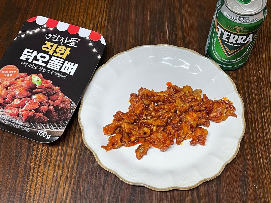 SungHee on Instagram: “불맛과 불향이 가득한#한잔애직화오돌뼈 오독오독 씹는 재미와 매콤한 맛으로 술안주로 👍🏻 100% 국내산 닭고기만 사용했고 방부제, 발색제, 색소, 목초액 무첨가로 건