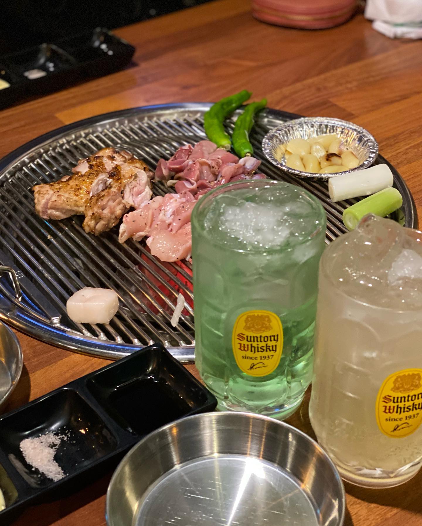 #두빛먹스타 #두빛_샤로수길 #광고 #두빛_광고

📍은하계

#닭모듬구이 23000원
#미도리하이볼 8000원
#유자하이볼 8000원
날치알주먹밥 4000원

닭숯불구이로 유명한 #샤로수길맛집 #은하계 소금구이로 닭다리살, 안심, 통날개, 모래집, 염통, 연골까지 알차게 구워먹고 왔다. 데리야끼소스랑 특제 마요소스에 닭고기 찍어서 주먹밥이랑 먹으면 얼마나 맛있게요!

다양한 맛의 하이볼도 있어서 미도리(사과)랑 유자로 도전! 달콤한 하이볼은 하루종일 수고한 나에게 주는 보상💚💛

자세한 후기는 블로그에٩꒰｡•◡•｡꒱۶
