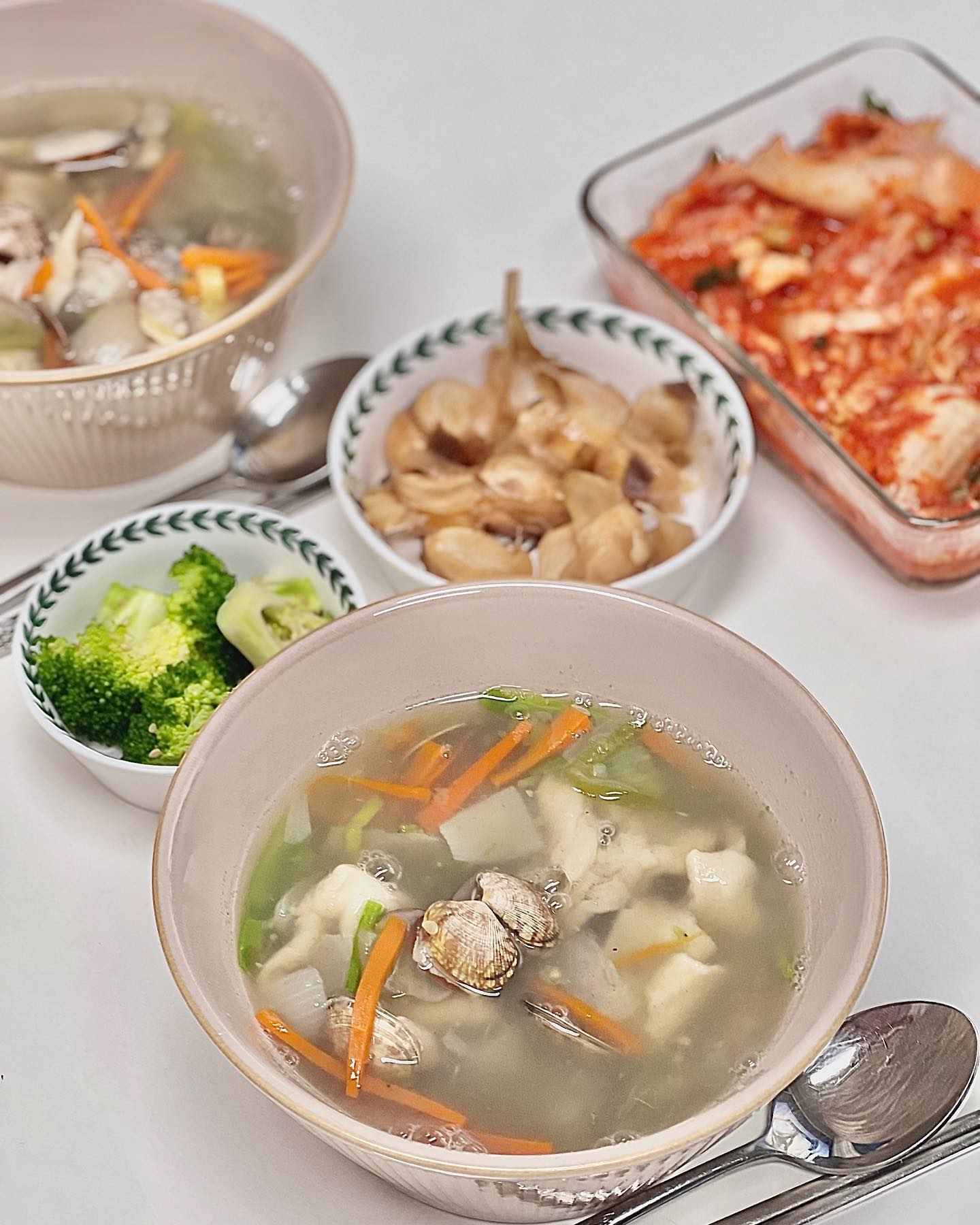 #홈쿡 #바지락수제비 👩🏻‍🍳
-
예전에 자주 만들었던 시그니쳐✨
간만에 밀가루 반죽 챱챱 빚어서 숙성시키고
바지락이랑 양파+애호박+당근, 청양고추 넣어
시원하고 칼칼하게 한사발💕

바지락을 해감시켰는대도
막상 넣어서 끓이니 색이 탁해져서 아쉬운 ㅠㅠ
그래두 맛은 쵝오였당👍🏻👍🏻 #성공적

☑️ 남은 밀가루 반죽은 어떻게 활용하면 좋을까용???

-
-
#신혼 #신혼밥상 #신혼일기 #신혼일상 #집밥 #홈메이드
#바지락 #수제비 #일상 #소통 #좋아요 #신혼소통 #요리그램
#먹스타 #먹스타그램 #맛스타 #맛스타그램 #집밥메뉴 #요리메뉴 #먹방