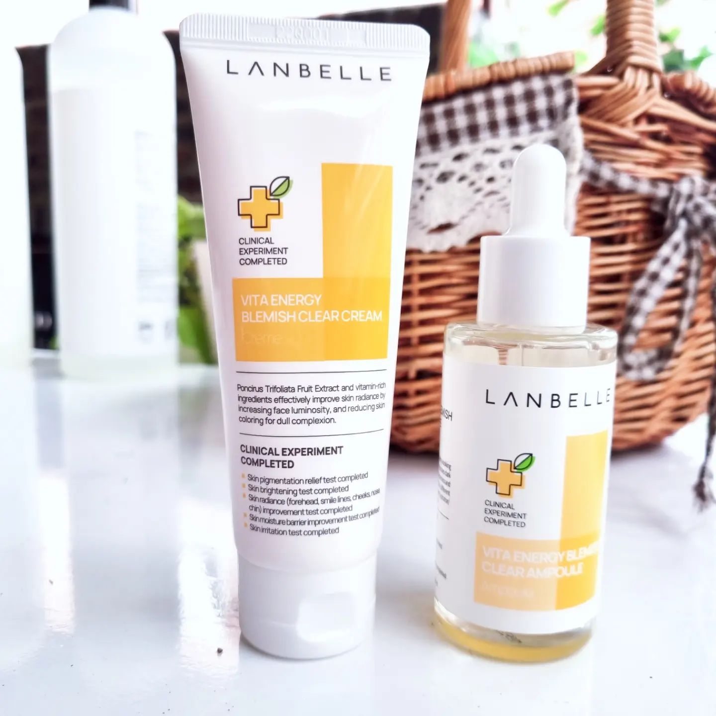 #할인구매 lanbelle__official #랑벨 #랑벨비타에너지잡티크림
앰플 사용하고 너무 만족스러웠던 제품이라 크림도 뜨자마자 get!!

크림은 몇일 사용안해봐서 아직 모르겠는데 앰플은 꾸준하게 사용하니 피부가 몰라보게 환해졌고 기미도 많이 옅어졌기에 믿어 의심하지 않고 앰플과 크림 꾸준하게 같이 사용할듯
용량도 만족스럽고 
재구매 의사는 1000000%

크림의 제형은 쫀든하니 흘러내리지 않고 앰플보단 약간의 끈적임은 느껴지지만 향은 앰플보다 산뜻한 레몬향이 좋았어요!

랑벨 화장품 대만족
개인마다 느끼는게 다를 수도 있지만 저는 완전 랑벨의 매력에 풍덩 ~♡

매일 아침, 저녁 꾸준하게 앰플하고 3~4일에 한번 모델링팩 해주고 크림 바르고 있어요!

#랑벨크림 #비타크림 #잡티크림 #미백크림 #저자극크림 #신상품나왔을땐 #08L #30대맘 #육아맘일상 #맘스타그램 #30대주부그램