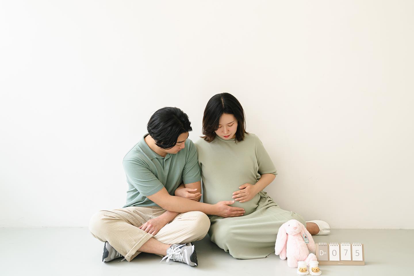 다음에는 하랑이랑 셋이 가족사진을 찍겠지용?🧑🏻🤰🏻👶🏻💚임신 30주에 떠나는 여행을 준비하고 있습니당 이번에는 리치와 땅콩과 함께🐶🐶❤️
#케피데이 #흑호랑이띠맘