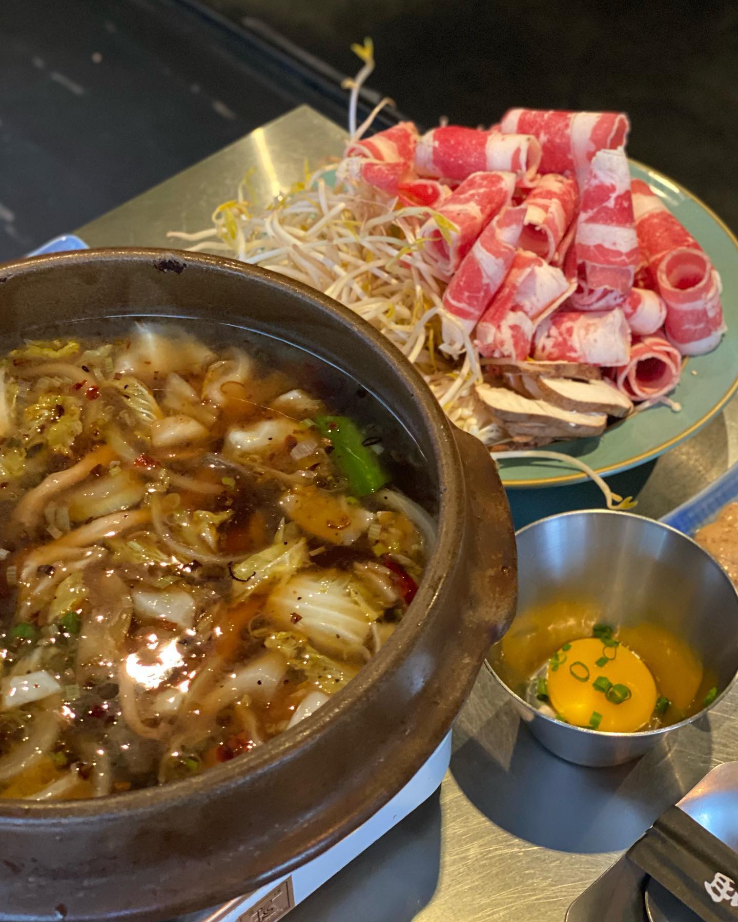 #두빛먹스타 #두빛_이수 #광고 #두빛_광고

📍콘크리트

#스키야키나베 24000원(?)

이수역 부근에 위치한 이자카야 느낌의 감성술집 콘크리트 2차로 가서 가볍게 스키야키나베를 먹었는데, 고기, 숙주, 버섯이 함께하는 건강한 느낌! 육수는 간이 센 편이었지만 계란 노른자에 찍어먹으면 나름 괜춘!

자세한 후기는 블로그에٩꒰｡•◡•｡꒱۶