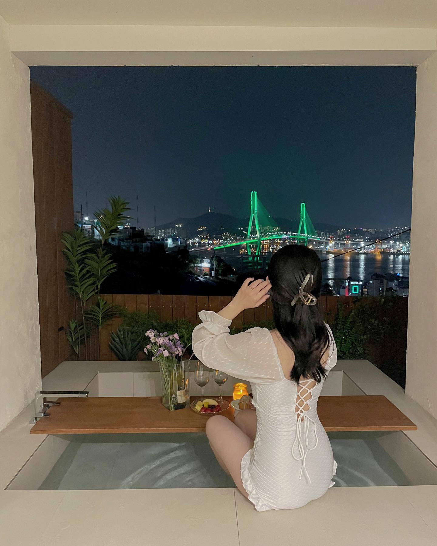 부산항대교뷰 야외노천탕❤️‍🔥

분위기 그리고 뷰까지 정말 환상적이었던 숙소에서 행복한 하루를 보내고 왔어요☺️
과일이랑 디저트 그리고 와인까지 준비해서 분위기 한껏 내봤는데 어떤가요?!

숙소에 대한 자세한 후기는 블로그에 올려놨으니 궁금하신 분들은 블로그로 놀러오세요❤️

📍부산 영도 청학뜰안애