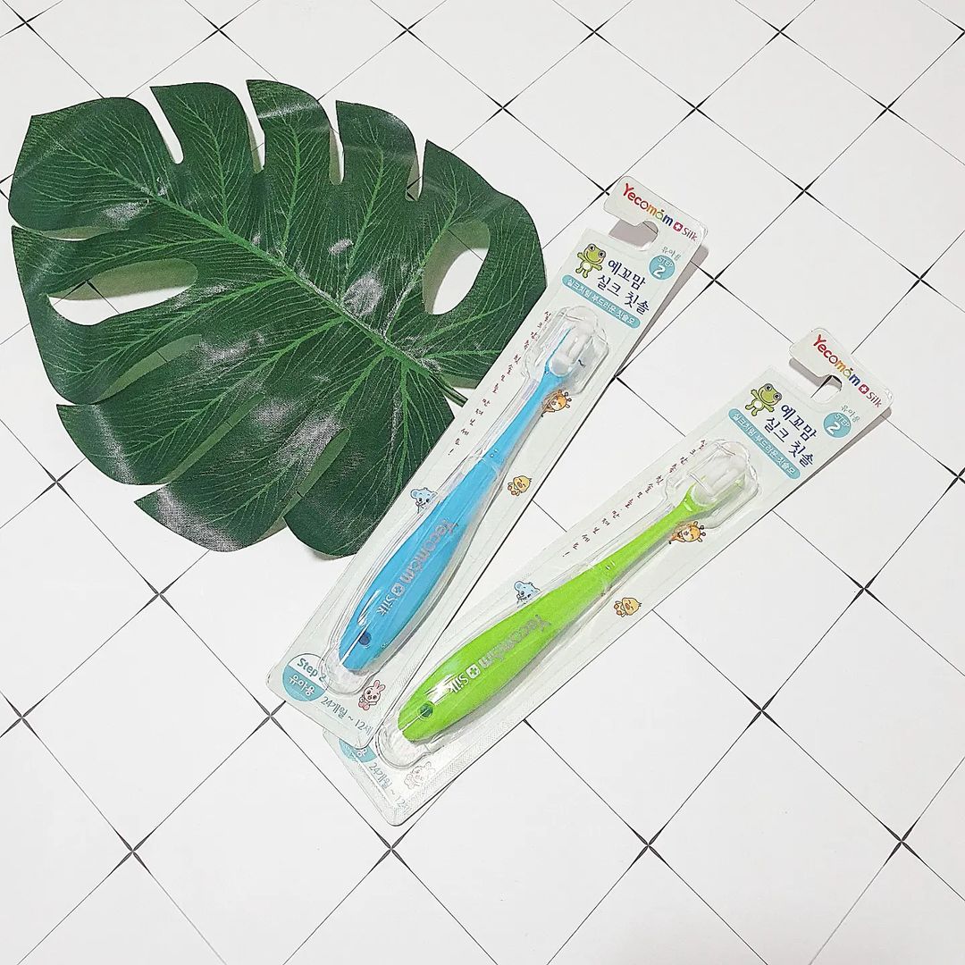 👨‍👩‍👦 aka. 피비 phoebe on Instagram: “#협찬 예꼬맘 실크칫솔‼️ 아이의 소중한 이빨을 위한 부드러운 칫솔을 써보았습니다 🤗🤗 이름이 실크 칫솔이라 신기했는데 실제 써보니 이유