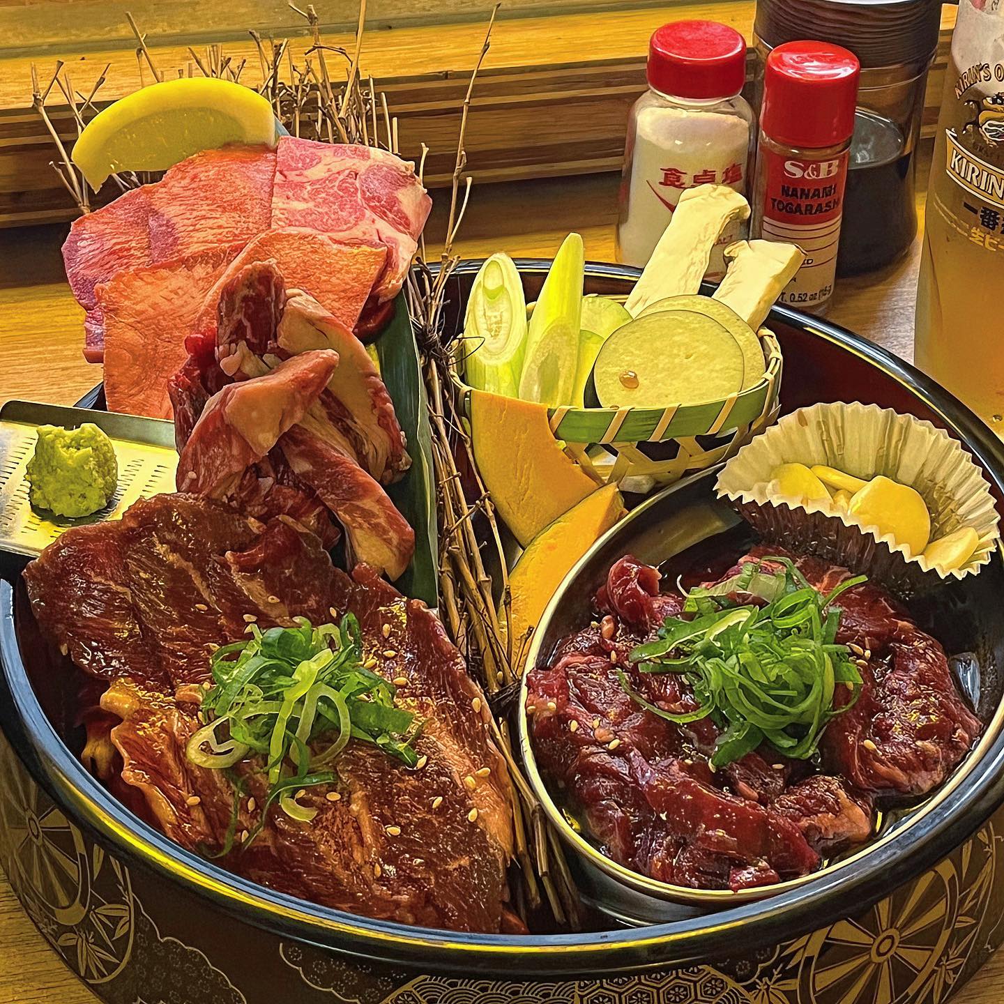 #협찬 <야끼니꾸 소량 이태원점>
이태원 경리단길 최초의 야끼니꾸 매장, 소고기 특수부위 전문점이라 다양한 부위를 참숯에 구워 조금씩 맛볼수있다.
하이볼 전문점 답게 하이볼 종류만 10가지! 하이볼 기계가 있어 비율이 👍
유자 하이볼 추천드려요💛

🔸소량카세 39,000원
✔️우설 > 늑간 > 양념토시살 > 양념안창살 (오늘의 부위 4가지)
✔️2명이서 먹기에 적당해 데이트코스로 최고!

🧭위치
서울용산구보광로60길 14-3 1층

⏰영업시간
화-목 : 17:00 - 24:00
금 : 17:00 - 02:00
토 : 15:00 - 02:00
일 : 15:00 - 23:00
(매주 월요일 정기휴무)

#먹스타그램 #경리단길맛집 #나랑_이태원 #나랑_경리단길 #나랑_용산 #경리단길맛집 #경리단길이자카야 #이태원역맛집 #이자카야맛집 #야끼니꾸소량