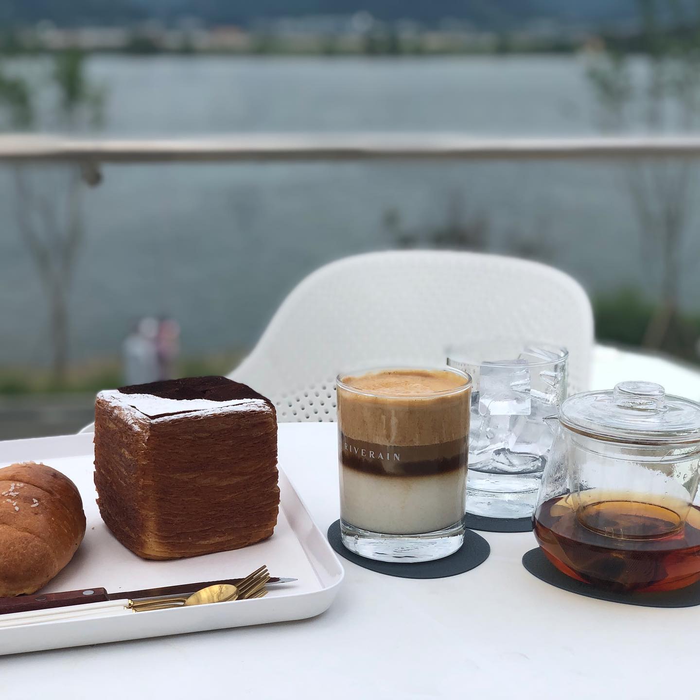 믿고 가는 뭉치픽 카페!🤎
춘천에 '리버레인' 이라는 곳이에요!

뷰맛집✨ 음료맛집☕️ 빵맛집🧁

들어가자마자 멍때리게 되는 뷰!
꼬소하고 달달한 인절미슈페너,,!😋 커피를 못먹는 제 입맛을 사로잡았어욤
부드럽고 맛있어서 순식간에 꼴딱 넘겨버린 빵🤤,, 대형카페 잘못 가면 베이커리류 겁내 퍽퍽한거 아시잖아유ㅠㅠ..? 그런거 1도 없어용

역시 뭉치! 카페 왜이렇게 잘 고르는 거니?˃̵͈̑ᴗ˂̵͈̑💗

아! 층마다 인테리어가 다르니, 전부 다 둘러보고 자리 선택하시길 바래요🤍

#춘천카페 #레고랜드카페 #리버레인 #춘천리버레인