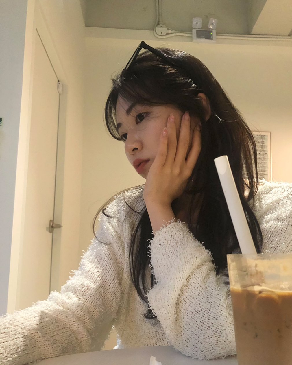 저렇게 셀카 백만장 찍어도, 결국엔 남이 찍어주는 사진 올리는 나😎
