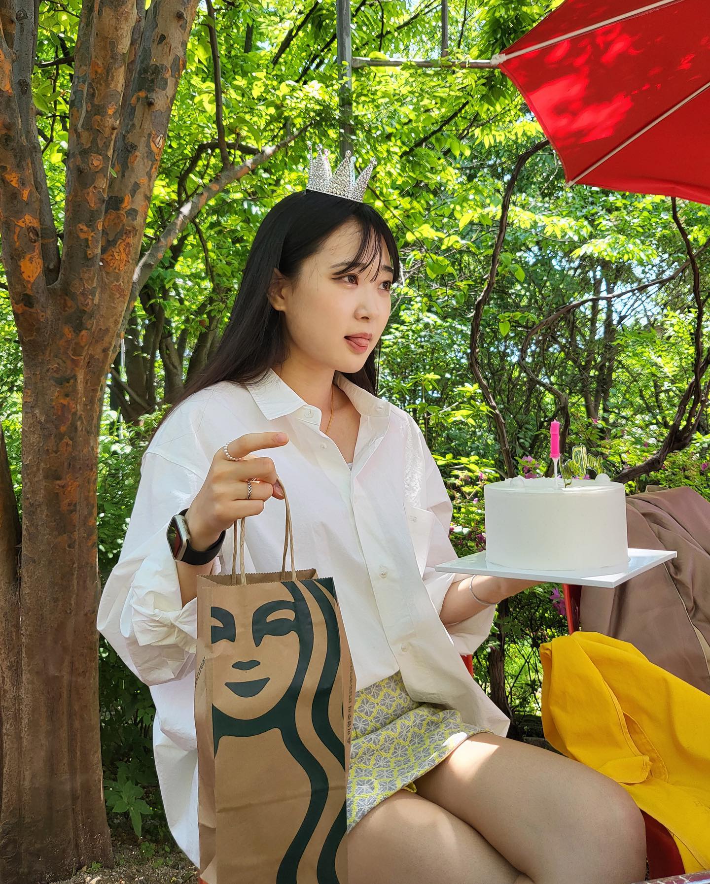 해보지 않고는 또 다른 경험을 못할 것 같은 두려움에도 실행에 옮기기 까지 꽤나 오랜 시간이 걸린건 따박따박 들어오는 월급을 뒤로하고 불투명한 걸음을 내딪는다는게 생각보다 큰 용기를 필요로 해서 일거다 

고민만하면서 대리 만족을 위해 읽은 다른 사람들의 퇴사기만 오천개 정도..^^

흔히 하는 존버라는 말도 간절히 바라는 목표가 있을 때인데
내가 회사에 다니면서 목표로 하는게 뭔지 모르겠다는걸 깨달았을 때야 비로소 실행으로 옮길 수 있었다

천국이 될 지 지옥이 될 지 몰라도
내가 어디까지 해낼 수 있는 사람인지 알아봐야하니까 일단 가보자고🥹

내 선택이 나를 조금 더 행복하게 만들길 바라며 
모디이 백수라이프 화이팅 

모디이즈프리…!