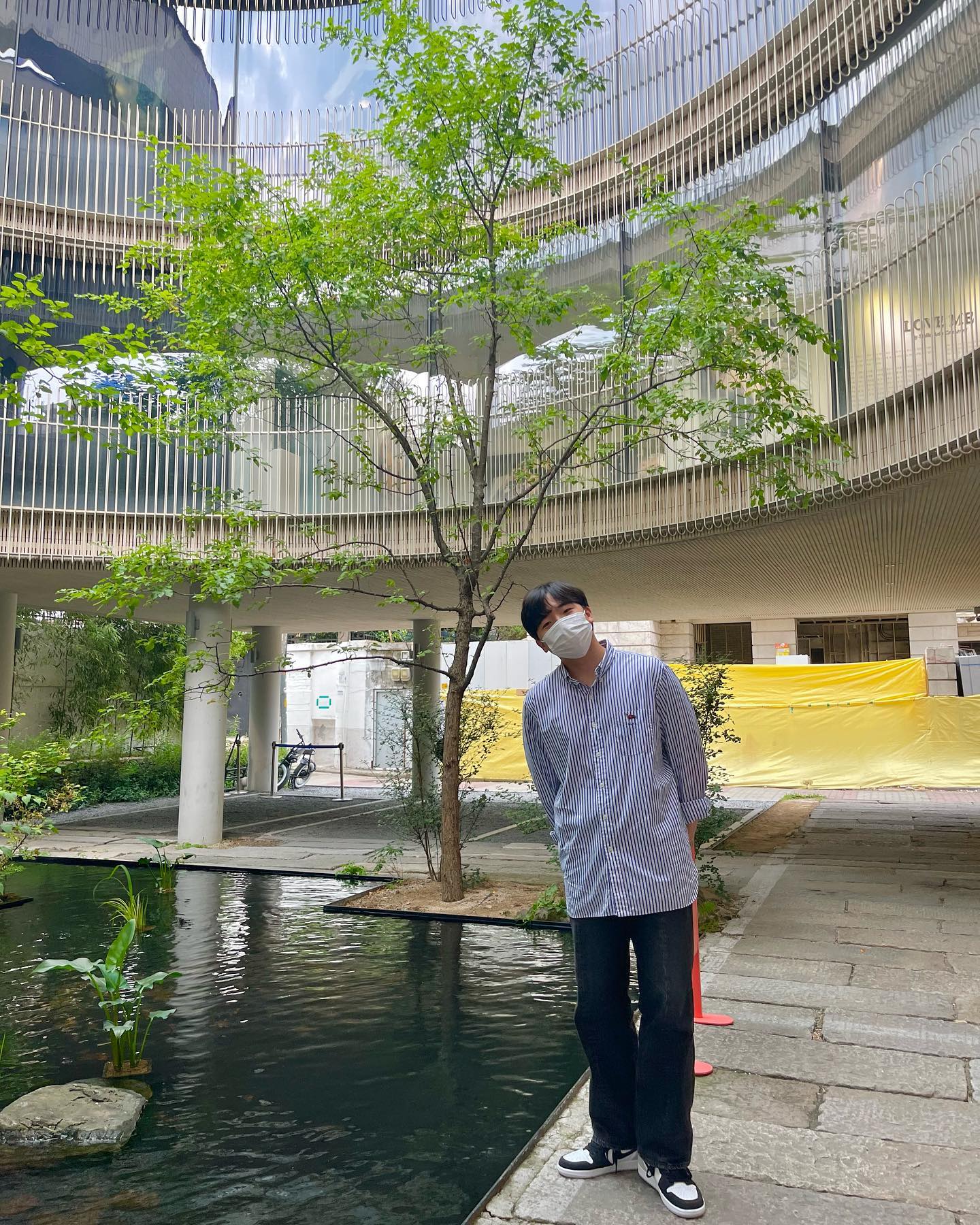 정말 오랜만에 차 놓고 뚜벅이 데이트
어느새 커플로 조던을 신고 있는 혬