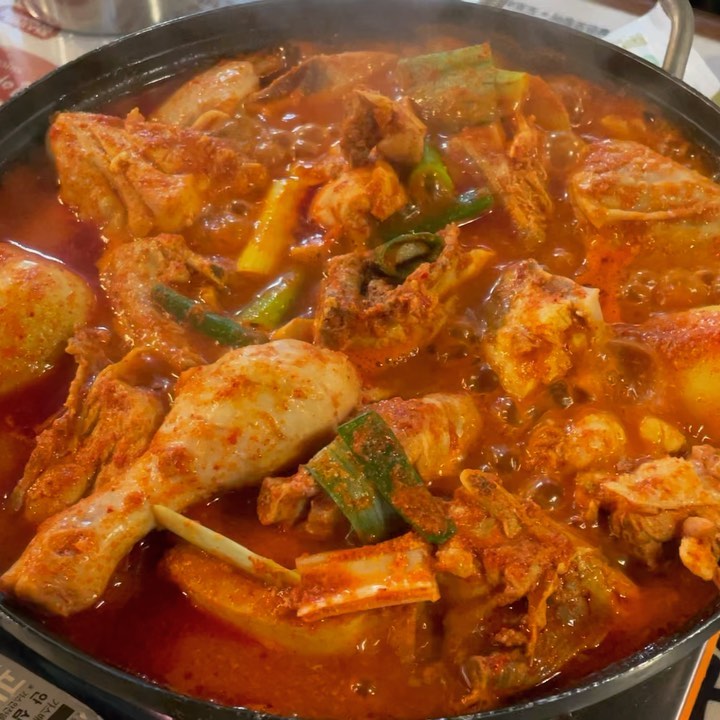 얼마전 갑자기 닭볶음탕이 너무 땡겨서  퇴근하자마자 찾아간 #정정아식당 !!

빨간~ 양념에 푸짐하게 들어간 닭이🍗 어찌나 맛도리던지…😭👍 

야들야들한 닭살에다가 푹 익은 감자랑 같이 먹으니 개존맛탱🤤 이었는데요!! 으아~~~ 진짜 또 먹고 싶어요~!!!
.
.
.
#첫줄 #첫줄반사 #좋아요 #좋반 #팔로잉 #좋아요반사 #팔로우미 #선팔 #맞팔 #소통 #데일리 #소통 #먹스타그램 #맛스타 #맛스타그램 #먹방 #구디맛집 #구로디지털단지맛집 #구로디지털맛집 #서울 #서울맛집 #맛집추천 #맛집스타그램 #저녁메뉴