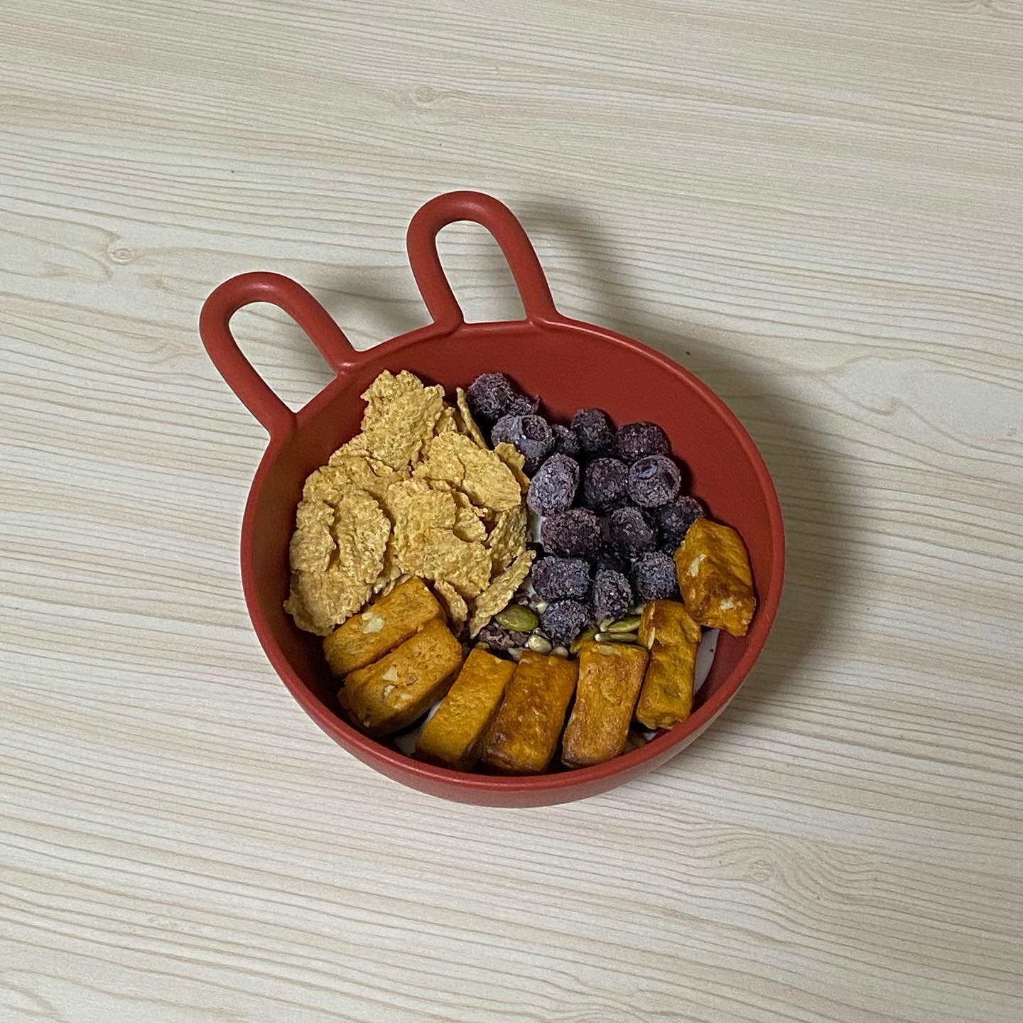 2022.06.18 #아라_식단 #아요볼 🥣

➿아침
화요일에 받았는데 이제야 먹어보는 #솔단바 
뭐먼저 먹어볼까하다가 #솔티드피넛버터 🧈
진짜 얼마만에 찍은 사진인지 ㅋㅋㅋ
식단을 안하고 있기도 하고 스트레스 안받게 지속하는게 중요하기 때문에 앞으로 또 언제 올릴지 모르겠지만 일단 찍었으니 올린닷🤓