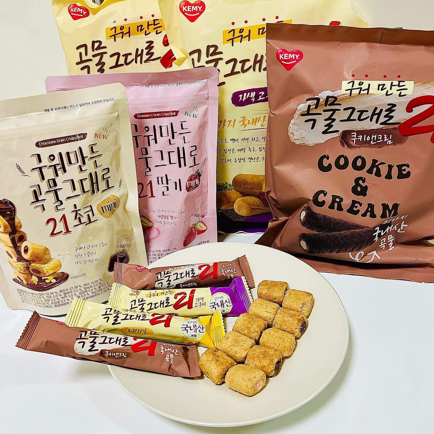 #협찬 

업체로부터 제공받은 제품입니다

개미식품 곡물그대로21

오늘 제가 먹어본 음식은 곡물 그래도 21입니다!💛💛

평소에 저희 가족들은 건강한 간식을 선호하는 편인데 곡물 그대로 21이 딱이었어요 ㅎㅎ👍👍🥰😁😁

21가지 국내산 곡물을 주원료로 한 건강한 과자이고 HACCP 인증시설에서 생산된 제품이라고 하네요!!😁😆

또한 기름에 튀기지 않고 열과 압력으로 구워내서 맛있으면서도 건강하게 걱정 없이 먹을 수 있어서 좋았고, 하나하나씩 낱개 포장으로 되어있어서 정말 최고👍👍💗💗💗

저희 가족들이랑 다 같이 먹어보니까 호불호가 없고, 남녀노소, 어른 아이 구분 없이 주전부리, 간식으로 매우 좋은 거 같아요!

오리지널 💛

곡물 그대로 오리지널 맛은 고소하고 담백해서 한 봉지 순삭입니다!! 어른들이 제일 좋아할 거 같은 맛입니다💗🌟

초코🍫

초코는 정말 저의 최애 맛입니다!!
안에 초코가 가득 들어있어서 곡물이랑 정말 찰떡궁합이었어요 ㅎㅎ💗

딸기🍓

딸기는 정말 은은하게 딸기 향이 퍼지면서 곡물의 담백함이 더해지니까 정말 최고였어요👍👍😆

자색고구마🍠

평소에 고구마를 정말 좋아하는 편인데 여기 자색 고구마 맛은 정말 찐 고구마 맛이 많이나서 좋았어요! 우유랑 먹으니까 굿!

쿠키앤크림🍫

이게 진짜 제일 맛있었어요!! 쿠키앤크림맛이 엄청 강하게 나면서 안에 크림도 달달해서 완젼 꿀맛!

kemyfood.official 

#곡물그대로21 #과자 #먹스타그램 #먹스타 #먹팔 #먹스타맞팔 #먹팔하면맞팔 #먹팔 #좋아요 #좋아요그램 #좋아요반사