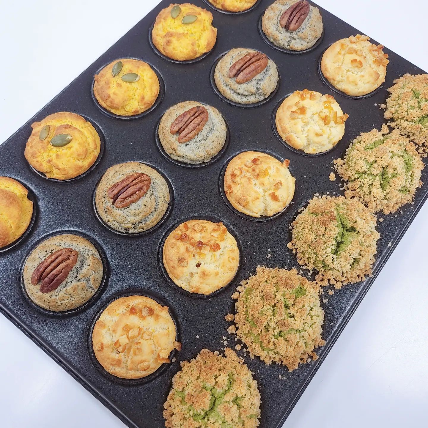 구움찰떡🍡

단호박,흑임자,오렌지,말차4종
따님 이바지떡 구성에 추천드렸는데 어머니께서 첨에 보시고는 
빵아니였냐고🤣
쫄깃쫄깃 맛있죠??

#양산돌떡#양산백일떡#퓨전떡케이크#양산떡케이크#양산쌀베이킹
#서창쌀베이킹#돌잔치케이크#서창맛집#양산맛집#서창떡케이크
#답례떡#양산쌀디저트#서창쌀디저트#양산퓨전떡#쌀베이킹
#서창쌀디저트#칠순케이크#생일케이크#행사케이크#구움찰떡#빈스
