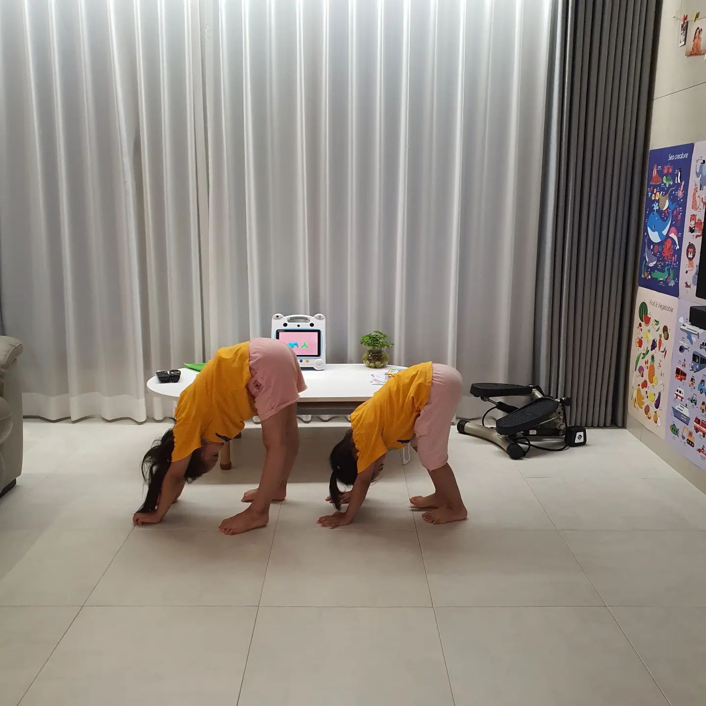 한글체조
ᆞ
ᆞ
윙크학습기 하면서
한글 자음 체조가있어 따라하는 
자매가 귀여워서
ᆞ
ᆞ
ㅅ 모양이라면서 운동하기
ᆞ
ᆞ
ᆞ
윙크추천인 필요하시면DM주세요
ᆞ
ᆞ

#자매일상 #자매 #요가 #한글체조 #자음체조 #윙크학습기 #윙크추천인 #DM주세요 #육아소통