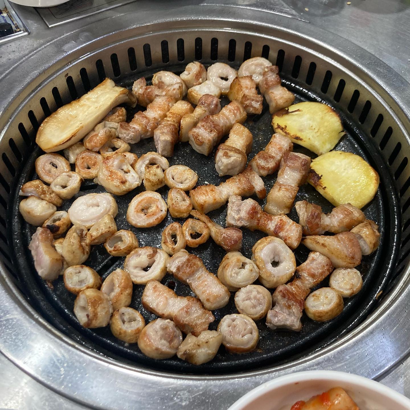 막창도 맛나고 삼겹도 맛나고 밑반찬들도 맛나고 사장님도 친절하시고 

#울진 #울진맛집 #불타는돼지막창 #울진막창 #울진밥집 #울진술집 #울진여행 #울진핫플