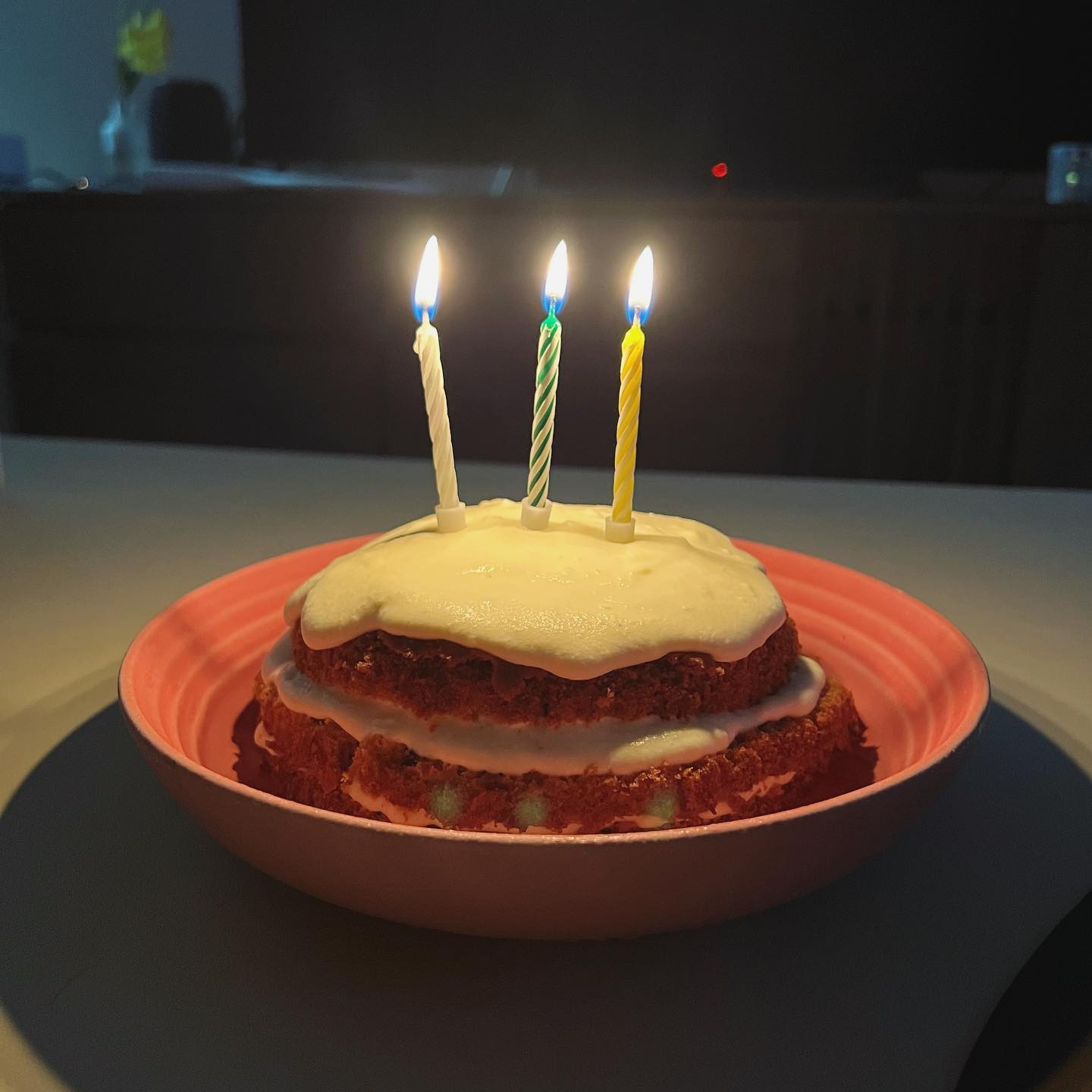 함께하는 6번째 생일🥰 프로스팅 실패로 지옥에서 온듯한 비주얼인 당근케이크 & 양조절에 실패해 동네잔치 열어도 될거같은 잡채와 함께 축하하기🌝