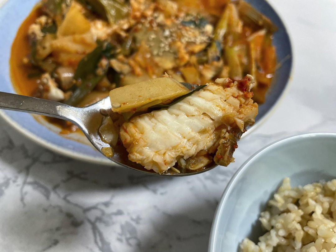요리니한 on Instagram: “#제품제공 #협찬 @minaefishmarket 에서 보내주신 【 #반건조가자미 】 로 가자미 무조림을 만들었어요! 🐟큰사이즈의 해풍 맞은 반건조 가자미를 진공 포장하여 ⠀ 신선