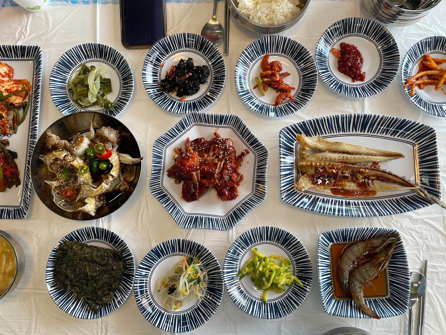 여수에서 맛있고 배부르게 먹었던 #여수맛집 밑반찬도 너무 맛있고 게장도 작지만 살이 오동통통 🦀 함께나오는 꽃게탕도 예술이에요👍🏻

#돌산게장명가 #여수개장맛집 #돌게장정식 #해물모둠꽃게장 #여수여행 #돌산맛집