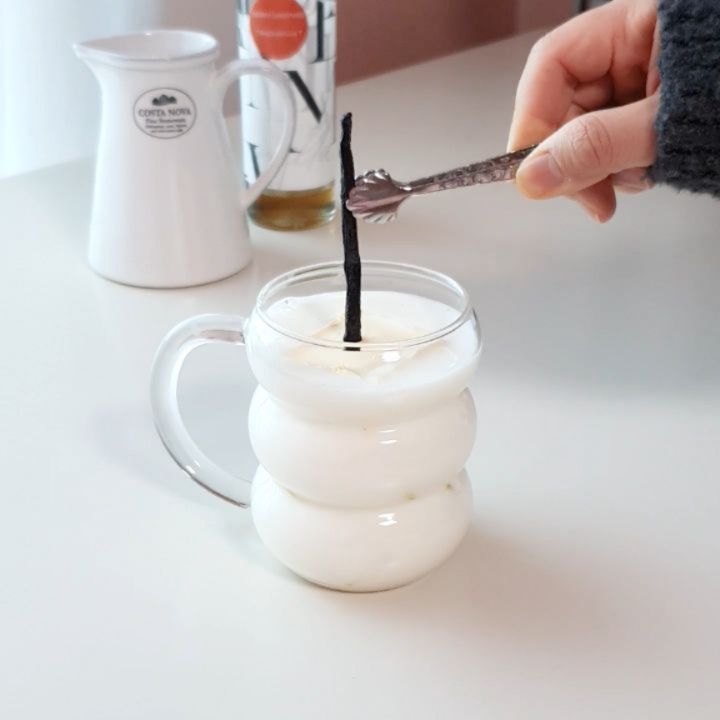 Vanillabean latte🪵

바닐라시럽에 바닐라빈까지 꽂아서(?)
생일송 부르고 놀려고 했는데
웨 안꽂혀 ~~🦧