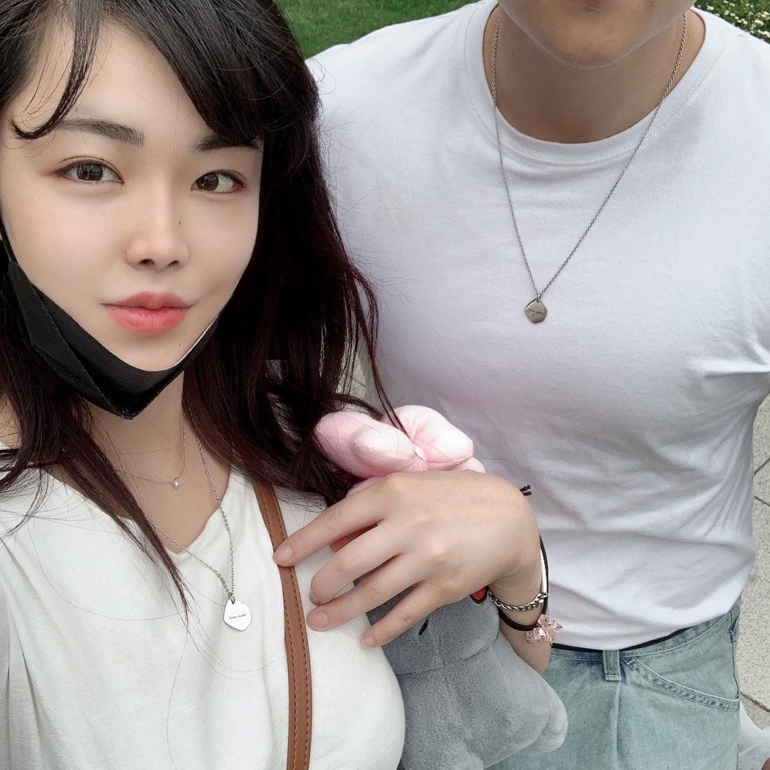 김뿌잉 on Instagram: “#광고 커플팔찌에 이에 이번엔 목걸이❣ 독툭한 팬던트에 레터링 글귀 새겨넣었어요 ❣ 모던한데 넘 귀엽고 특별해요 ❣ 주문제작으로 나만의 특별한 목걸
