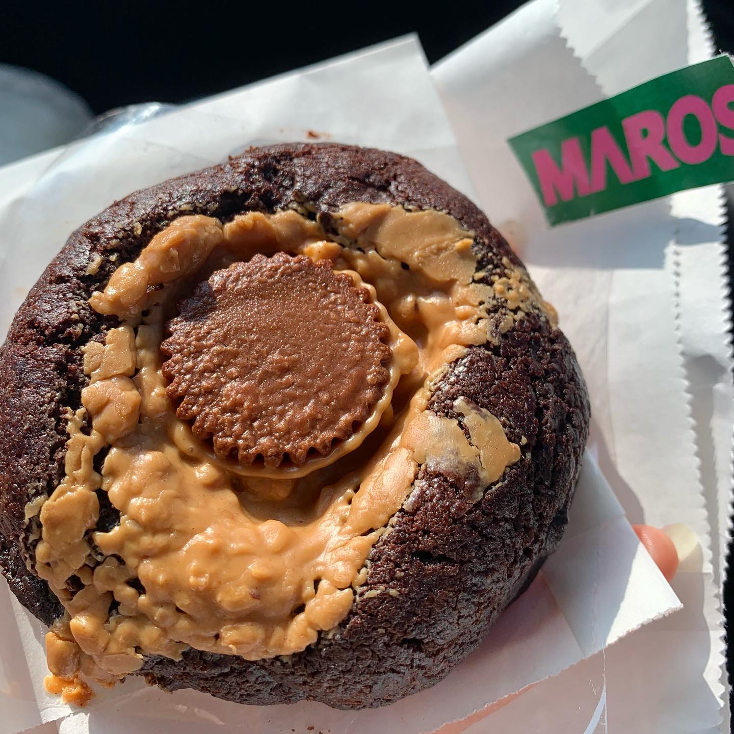 #마로스쿠키 (maros_cookie)
#블랙피넛버터 (3,900원)

이 아이도 무조건 얼먹하셔야 합니다.. 피넛버터 달달해서 당충전하기에 딱 좋다구요😖♥️ 가운에 박혀있는 건 카라멜맛 초콜릿 같기도 하고..😳 무조건 아메랑 드셔야해요!!! 저는 당찔이라 반정도 먹는게 딱 적당했어요 ㅎ 마로스쿠키 강추 ㅠ 꼭 드셔주세요