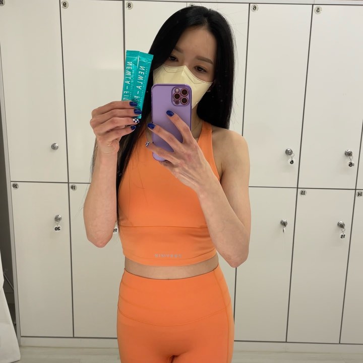 이솔유 on Instagram: “#협찬 🏷뉴라핏 #운동전 불규칙한 식사로 대신 건강한 한끼 칼로리를 걱정 없이 가볍게 해준다는🧡뉴라핏 먹고 운동🧘‍♀️ 딱 한포에 풍부한 영양소 가득🤭 실화