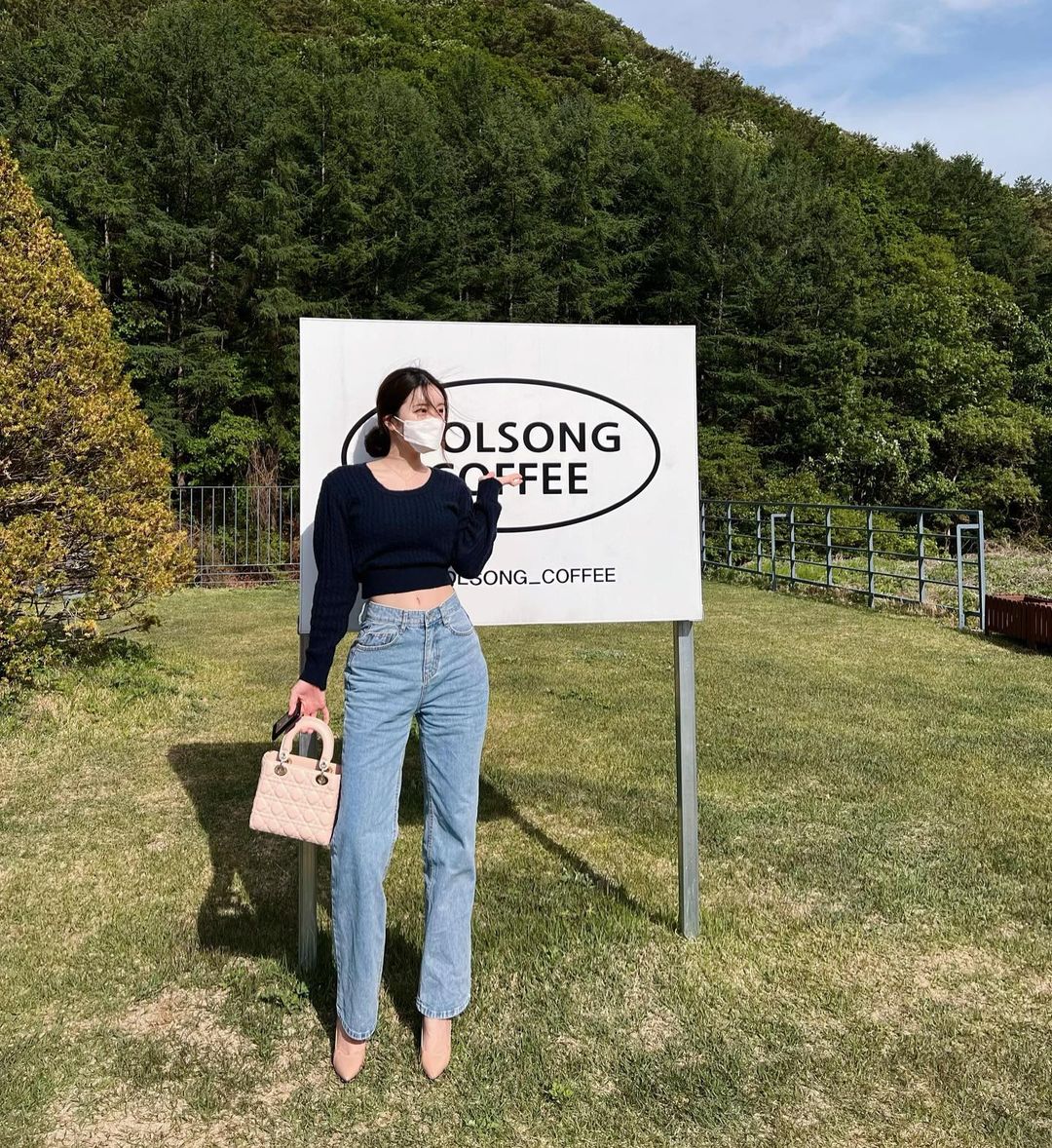 @elfin_rosse on Instagram: “산으로 둘러 쌓여 작은 Lake Hollywood Park 느낌!!! 🌱 귀여운 곰돌이랑🧸💚”